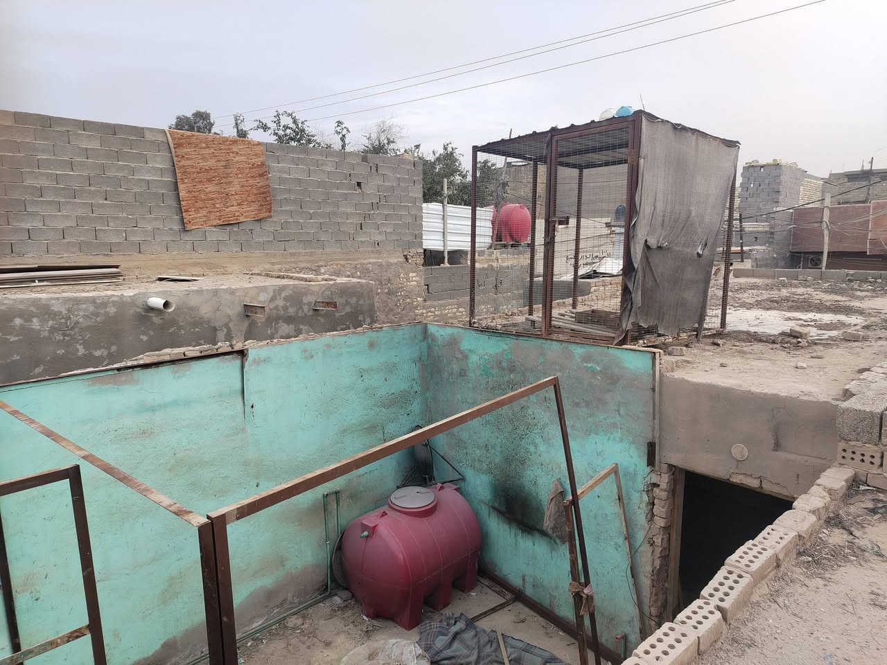 السلام عليكم حديد مع قفص للبيع كما موضح بصوره مكاني مدينه الصدر *********** ب ٢٠٠
