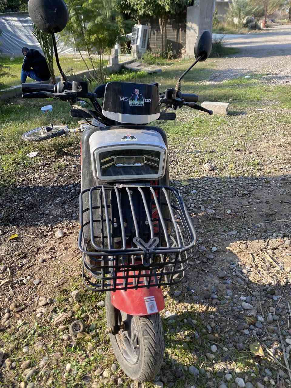 دراجه شحن مستعمله للبيع !
R7 من وينلي الدراجة شويه چبيره 
*مستعمله استعمال شهرين استعمال وسط 
*كلشي ما مبدل بيها
*بدون بطاريات 
قدره 60v 
السرعه الحقيقيه 60-70 km حسب الوزن 
نضام الرجوع إلى الخلف 
نضام parking 
أربع دبلات ثنين خلفي واثنين امامي 
أربع سرع 
سرعة العداد 99 
دبل إشاره 
ضو عالي ناصي 
بريكات دهن جديد 
ملف نضيف 
الگشر ماله نضيف بي بس شويه شخوط 
تايرات نضيفه 
ستاند للموبايل 
هورن عالي الصوت 
مكان usp 

(كلشي نضيف ماكو اي عطل) 
 
العنوان :  صلاح الدين- العلم /قرب سوق العلم المركزي ( البورصة) 
السعر : 280 الف 
وبي مجال
