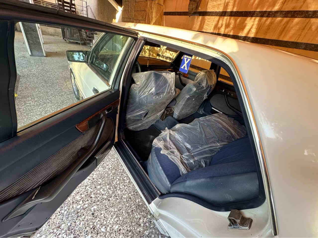 السلام عليكم 
مارسيدس رئاسي موديل 1984 سياره جديده بمعنى الكلمه بلاديه 
مكينة وكير جديد 3000
كهربائيات شغاله .تخم تاير 
مكان السيارة السيدية 
السعر 55$وبيهه مجال
هاتف /*********** مكللف بل النشر بغداد, العراق
