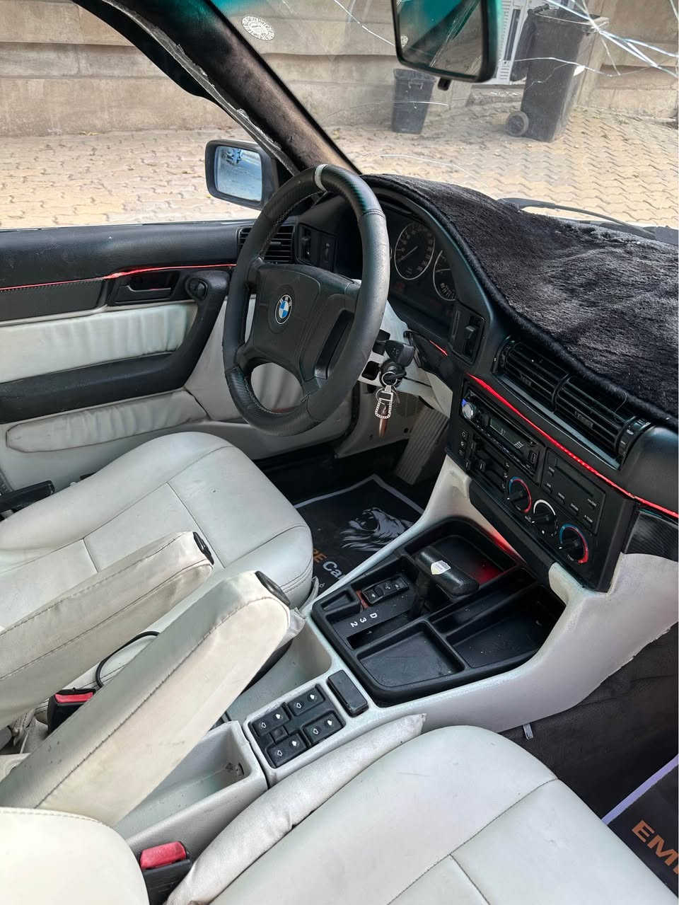 سلام و علیکم 
بی ام مۆدیل ١٩٩٣ 
سەنەوی تا ٢٠٢٧ کۆبۆنی بەنزینی هەیە
کوشن جلد سبی تەبرید سارد ئیشەکات 
جوار ویل حەسیر بیلادی لە بنە لەگەل چوار تایەی تازە
سەیاریە زۆر جوان ماوەتەوە لە وینەکە جۆنە هەر وایە
سعری ٦٩ مجالی کەم شوێن کەرکوک
*********** دكوك, كركوك
