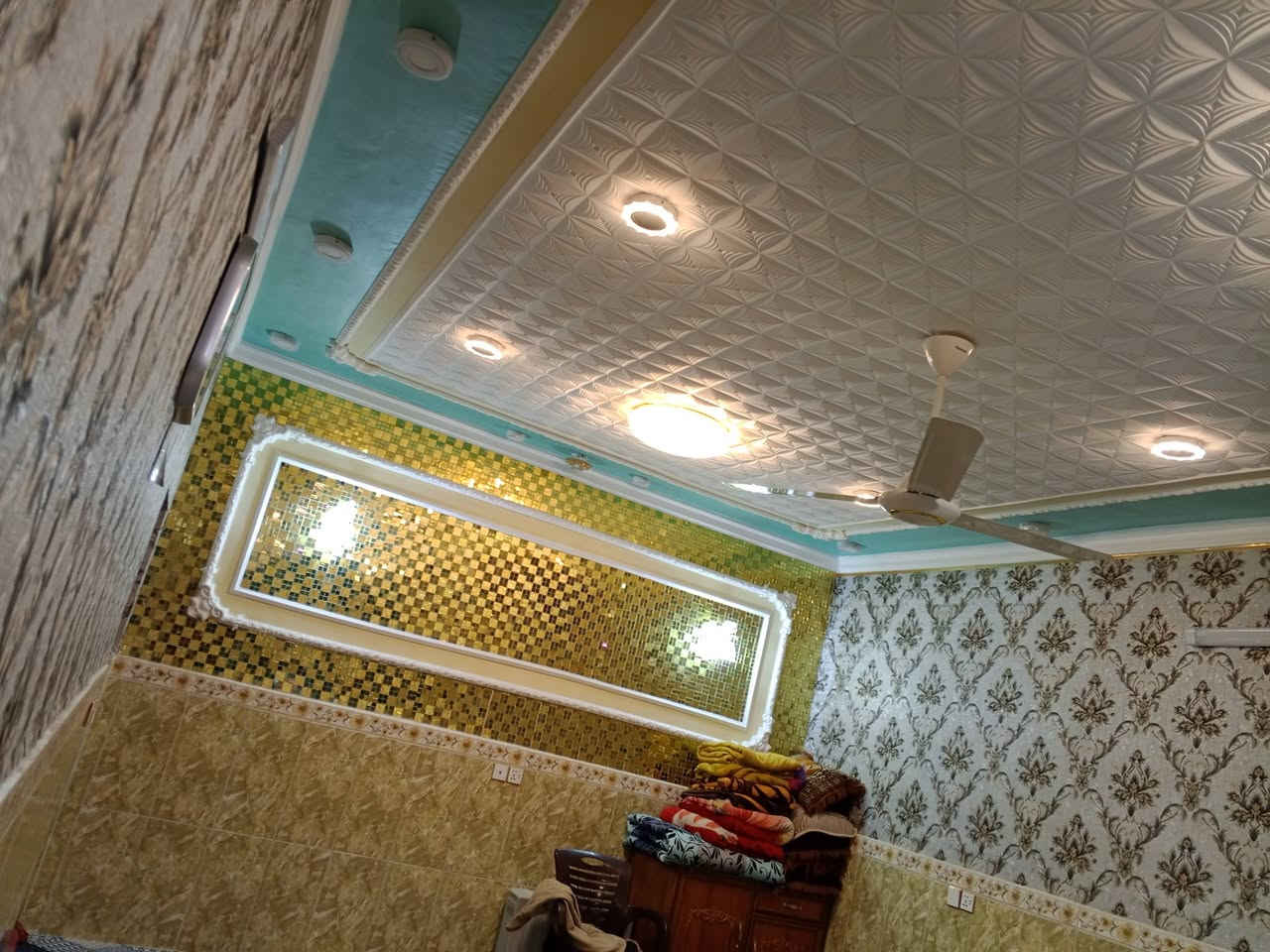 سلام عليكم دار للبيع الورفلي الساحه 300
عدد غرف النوم في الطابق الول 
ثنين غرف نوم +مطبخ +سنقبال +صاله +كراج كبير +حمام داخلي وحمام خارجي 
طابق الثاني 
ثلاث غرف نوم +حمام ضافه صطح واسع تواصل على رقم الهاتف *********** رجان تواصل مع هذا رقم لن معرف 
سعره فقط العنوان
