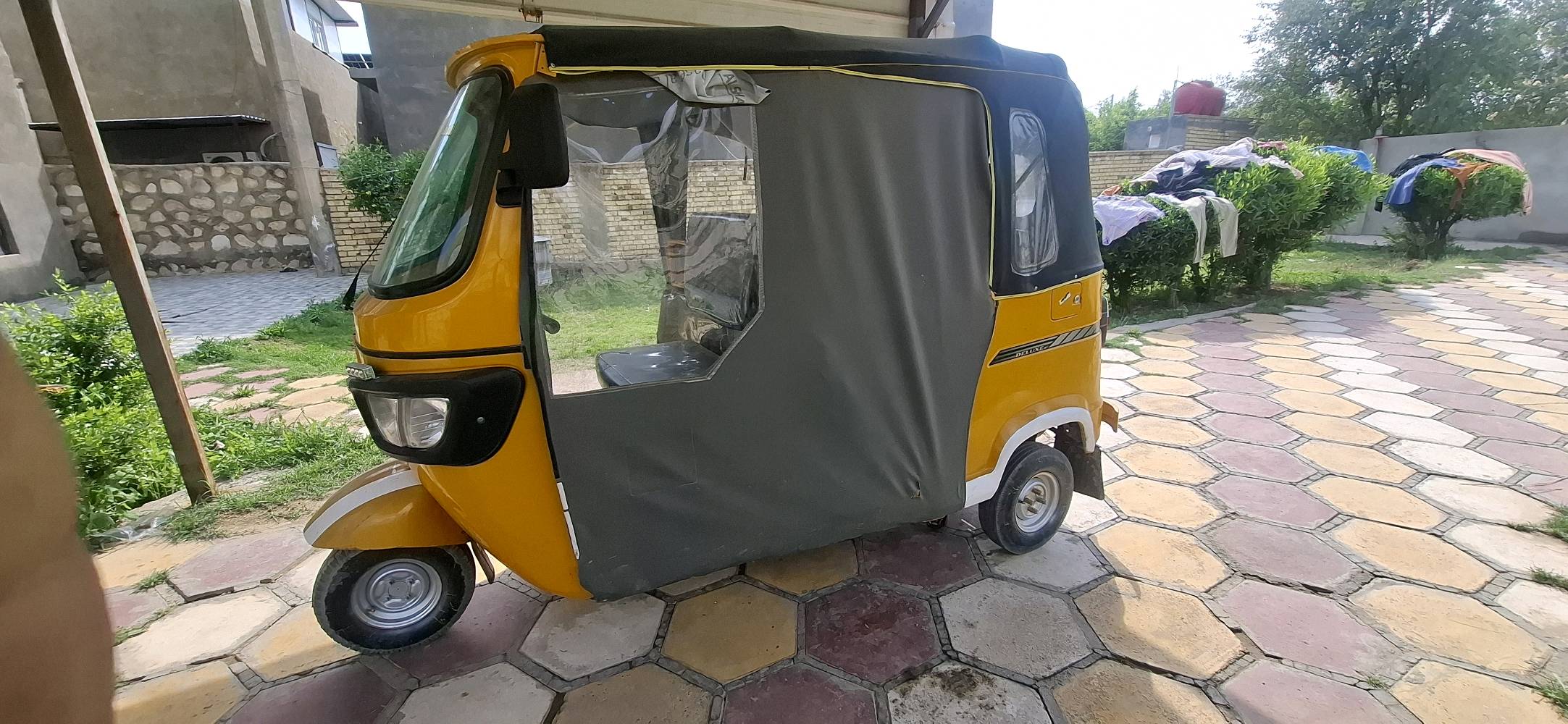 عندي تكتك TVS لون أصفر بحالة ممتازة للبيع. الاستخدام كان خفيف وحافظت عليه بشكل جيد. مناسب للتنقل في الأماكن المزدحمة وفعال من حيث استهلاك الوقود.