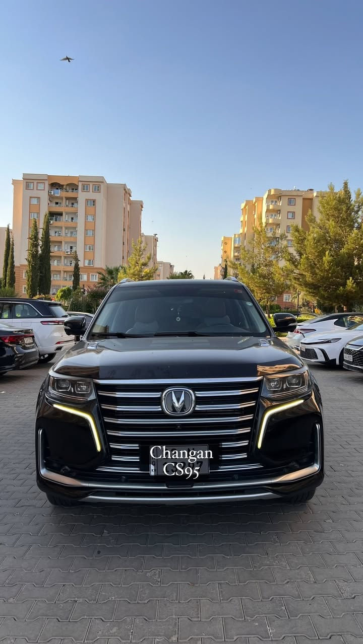 🚗 إعلان بيع: شانجان CS95 موديل 2022
 (فئة رويال - أعلى مواصفات)
المواصفات الأساسية:  
 الماركة والنوع: شانجان CS95 (Changan CS95)  
 الموديل: 2022  
 الفئة: رويال (Royal) – فل كامل / أعلى فئة بالشركة  
 الرقم: أربيل (تحويل أو وكالة مضمونة)  
 السعة: 7 مقاعد عائلية (3 صفوف)  
 المسافة المقطوعة (العداد): [أدخل الكيلومترات هنا] كم  
⚙️ المحرك والأداء
 المحرك: 2.0 لتر تيربو (Blue Core) قوي واقتصادي  
 القوة والعزم: 233 حصان / 360 نيوتن.متر  
 ناقل الحركة: أوتوماتيك 6 سرعات (Aisin)  
 نظام الدفع: دفع رباعي مستمر ذكي (AWD / 4WD BorgWarner)  
 وضعيات القيادة: وضعيات متعددة (قياسي، اقتصادي، رياضي، ثلجي، أوف رود)  
💎 المواصفات الخارجية
 الإضاءة: LED بالكامل (أمامية وخلفية) مع أضواء نهارية تلقائية DRL  
 السقف: فتحة سقف بانوراما عملاقة  
 العجلات (الرنجات): ألومنيوم قياس 19 / 20 إنش بتصميم رياضي  
 الصندوق الخلفي (الدبة): كهربائي بالكامل مع فتح ذكي بلمسة القدم  
 المرايا: طي كهربائي مع تسخين وإشارات جانبية LED  
🛋️ المقصورة والرفاهية الداخلية
 المقاعد: جلد طبيعي فاخر بالكامل  
 التحكم بالمقاعد: تعديل كهربائي للسائق والراكب مع ذاكرة لحفظ الوضعيات  
 المساج والتبريد: المقاعد الأمامية مزودة بخاصية (المساج + التهوية والتبريد + التسخين)  
 التكييف: أوتوماتيكي ثلاثي المناطق (3-Zone) مع لوحة تحكم وفتحات خلفية منفصلة  
 الشاشات والتكنولوجيا:  
 شاشة ترفيه مركزية تعمل باللمس قياس 12 إنش  
 شاشة عدادات رقمية بالكامل TFT قياس 10.25 إنش  
 شاحن لاسلكي للهواتف الذكية  
 النظام الصوتي: فاخر من (Pioneer) بـ 10 مكبرات صوت  
 المميزات: بصمة تشغيل ودخول ذكي، تشغيل عن بعد، مقود جلد متعدد الوظائف مع شفترات تبديل السرعة خلف المقود (Paddles)  
🛡️ أنظمة الأمان ومساعدة السائق (Full Radar)
 الكاميرات: نظام 360 درجة رؤية محيطية عالية الدقة  
 الحساسات: حساسات ركن أمامي وخلفي  
 المثبت ذكي: مثبت سرعة متكيف (Radar / Adaptive Cruise Control)  
 أنظمة السلامة:  
 نظام كشف النقطة العمياء (BSD)  
 نظام التحذير من الخروج عن المسار (LDW)  
 فرامل طوارئ أوتوماتيكية (AEB) وتنبيه الاصطدام الأمامي  
 تنبيه حركة المرور الخلفية (RCTA)  
 سايد بريك كهربائي (EPB) + نظام التوقف التلقائي (Auto Hold)  
 نظام مراقبة ضغط الإطارات (TPMS)  
 منظومة وسائد هوائية متكاملة (أمامي وجانبي وستائر)

للتواصل:
***********
***********
***********
