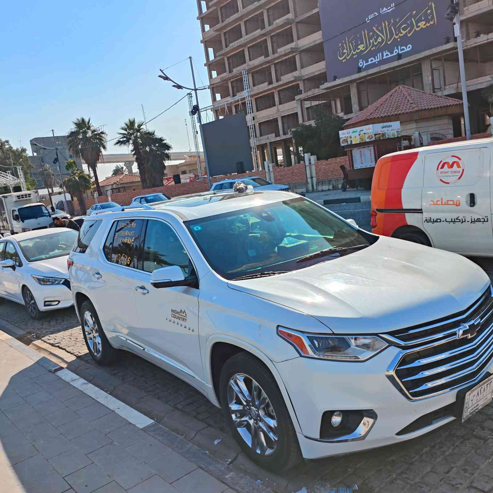 CHEVROLET TRAVERASE HIGH COUNTRY  2021 FULL OPTION
شيفروليه ترافيرس هاي كانتري 2021 فول فول مواصفات 

1. المحرك: سعة 3.6 لتر V6 بقوة 310 حصان  .

2. ناقل الحركة: أوتوماتيكي بـ9 سرعات  .

3. نظام الدفع: دفع رباعي (AWD)  .
4. تبريد ثلاث قطع 

5. التسارع: من 0 إلى 100 كم/س في 7.7 ثانية  .

6. عدد المقاعد: 7 مقاعد  سياحي جلد تدفئة وتبريد

7. سعة صندوق الأمتعة: 651 لتر  .

8. أنظمة الأمان: تتضمن نظام كشف حركة مجسم، ABS، توزيع قوة الفرملة إلكترونيًا (EBD)، مساعد الفرامل (BA)، مثبت السرعة، نظام المساعدة على تسلق التلال، كاميرا خلفية، وأجهزة استشعار الاصطفاف الأمامية والخلفية  .

9. التقنيات الداخلية: شاشة تعمل باللمس مقاس 8 بوصات، نظام صوتي من Bose، دعم Apple CarPlay وAndroid Auto، شحن لاسلكي، نظام ملاحة، ومكيف هواء أوتوماتيكي بثلاث مناطق  .

10. المزايا الخارجية: عجلات 20 بوصة من الألومنيوم، مصابيح أمامية LED، مصابيح ضباب أمامية وخلفية، مرايا جانبية مع إشارات انعطاف، باب خلفي كهربائي، وقضبان سقف  .
11.المسافه المقطوعة  70 ألف كيلو متر 

12.وارد كندي 

13.حادث السياره  دعاميه اماميه فقط 

14.السياره  مرقمه رقم بغداد باسمي  رقم وسنويه

15. السياره موجودة في البصره  
للاستفسار أكثر وإرسال صور الحادث والسعر يرجى المراسلة ع الرقم
***********
 يوجد واتساب
