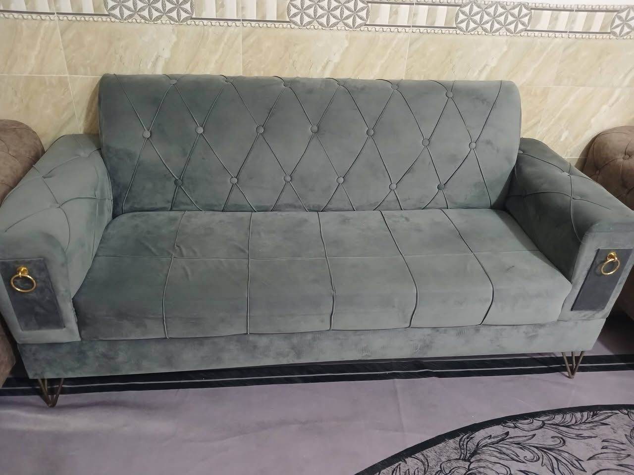 متاح تخم للبيع كلش نضيف كل ضرر مابيه بس قناه رجلها خالعه تصليحها بسيط مكلف بلنشر رقم صاحبة التخم ***********
