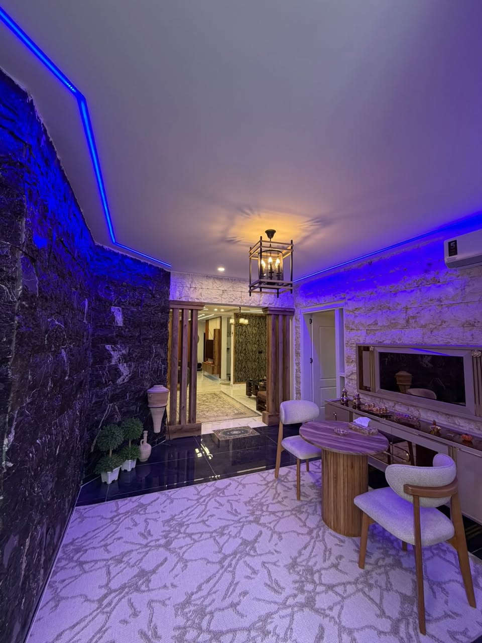 بيت ركن للبيع مجمع كنجان 
بيت ولا اروع وتفاصيل راقيه وموقع مميز✨
يتكون من كعده خارجيه 🏡
واستقبال والمطبخ حار و بارد 
و ٦غرف نوم وبيها ١٠ مجموعة صحيات 
ومزبح وحديقتين و الواجها تجي مرمر 
للتفاصيل اكثر:
***********
