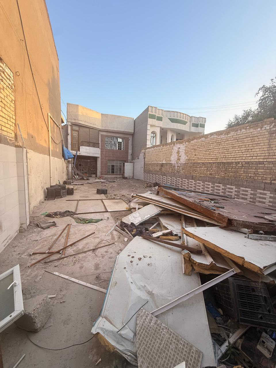دار للبيع او قطعة ارض في منطقة الامين الثانيه مدخل سيطرة الجمهوريه مقابل سوبر ماركت بسكويته مساحة الدار 277.5
واجه 7.5
نزال 37
الكاع موقعه حلوو 
تصير عماره 
وسعر الكاع مناسب جداً 
للاستفسار اتصل 
***********

