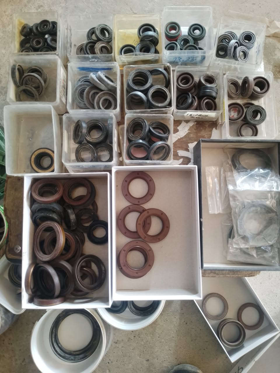 الي جمع فيطرات عندي جميع أنواع جبنات سيارات اوبل وتايوتا ومازدة وافيو     ابيع كوترة عشوائي
***********
