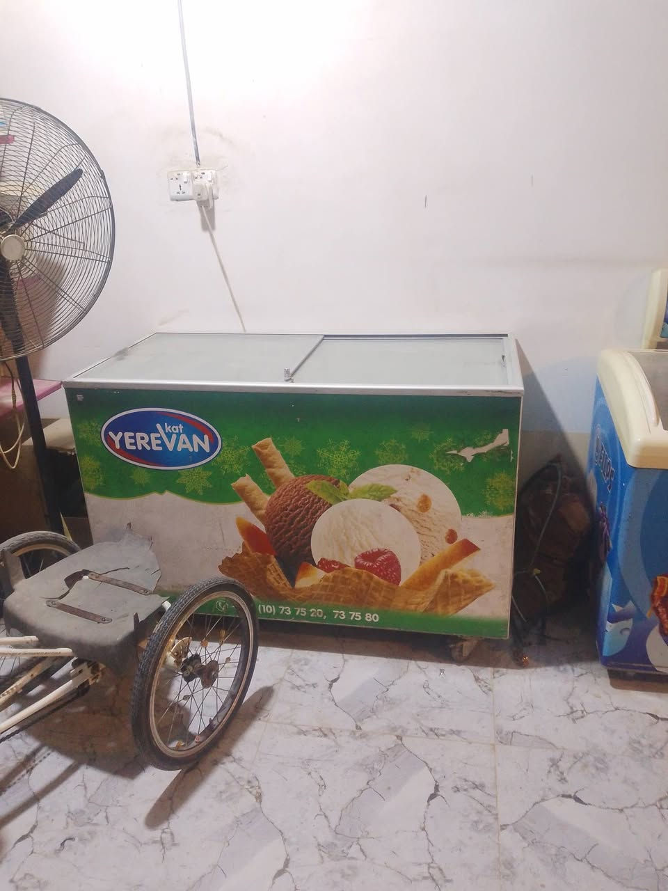 سلام عليكم عارضات العدد 5 ثلاث عارضات واثنين مجمدات البيع العنوان بغداد المشتل شارع التومنيه  ورقم لاستفسار ***********
