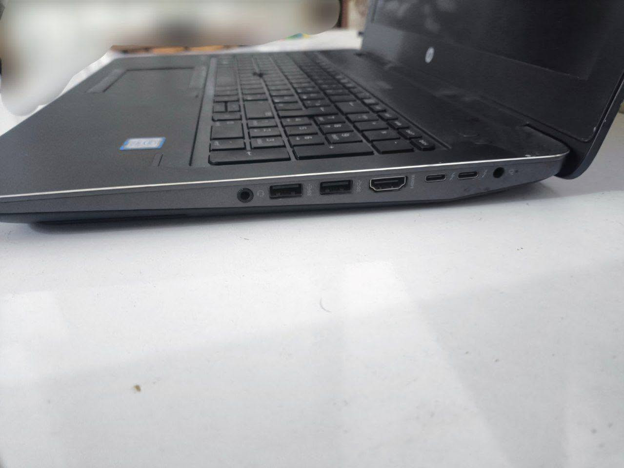 🖥 HP Zbook 15 G4
مع ملحقات  :  ( حقيبة  ، ماوس  ، شاحن ) 
الــــمواصفـــات
i7-7820HQ  2.90GHz
💾 Ram 24 GB DDR4
💾 GB SSD  1Tb

📨 Graphics Cards :
Intel HD Graphics 630 (128 Mb)

كرت شاشة خارجي 👇
🔸 Nvidia Quadro M2200
Design 4GB
قياس شاشة 👇
👨🏻‍💻 Screen 15.6 Fhd touch screen


**إذا كنت صاحب هذا الإعلان وتريد حذفه لأي سبب، رجاءا أرسل رسالة إلى الدعم الفني**