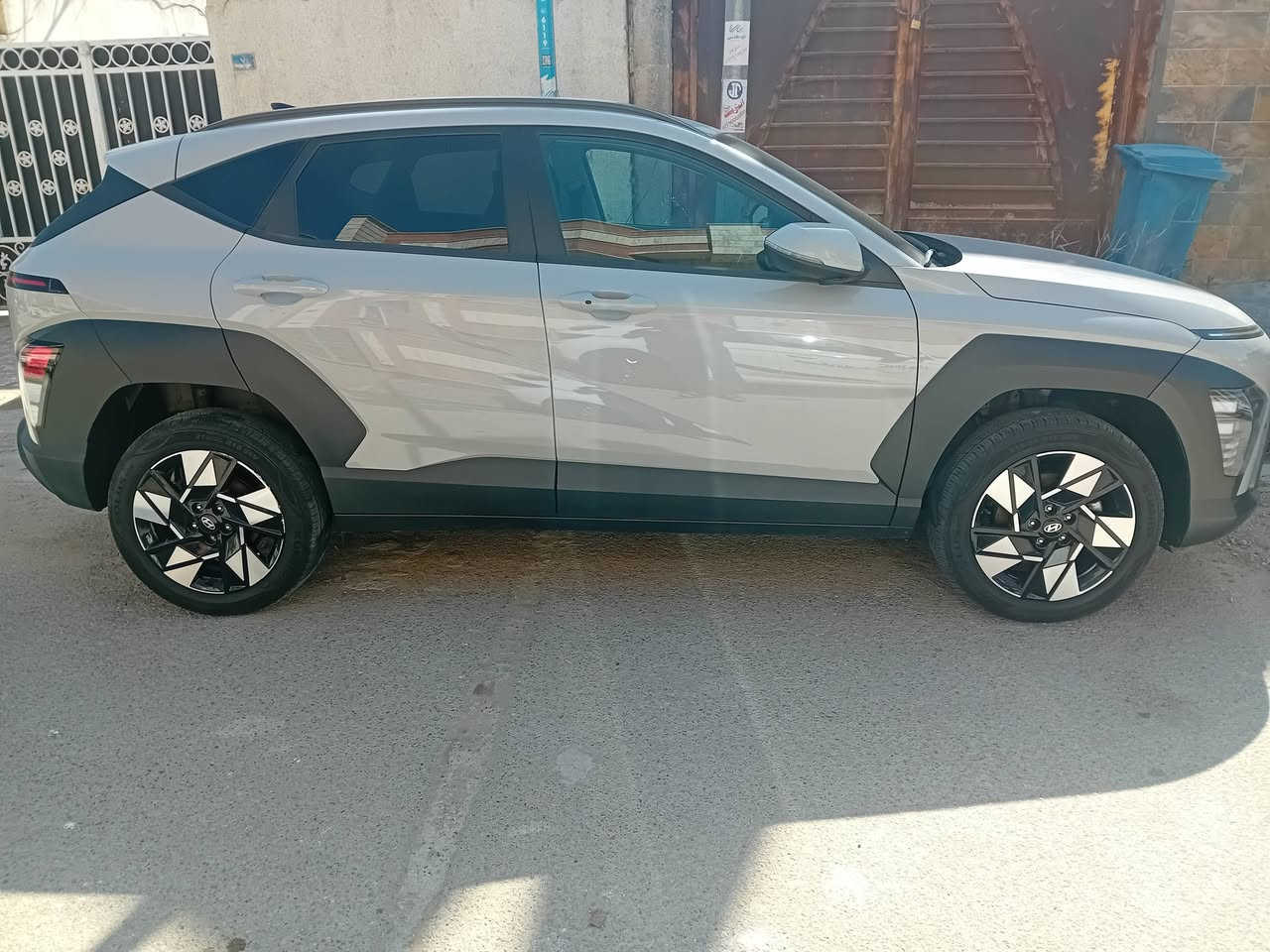 السلام عليكم
كونا موديل ٢٠٢٤
لون اسمنتي 
بدون رقم 
مواصفات Sel
مكينة ٢٠٠٠ 
كرسي كهرباء
 تبريد قطعتين 
رادارات امامي وخلفي وجانبي 
وبقية المواصفات المعروفة 
صور الحادث بالمنشور 
بارد بمقدمة البنيد وتكحيل 
ايرباك ستيرن 
مكان السيارة بغداد 
السعر ١٦٢ ورقة وبيها مجال للشراي 
للتواصل ***********
