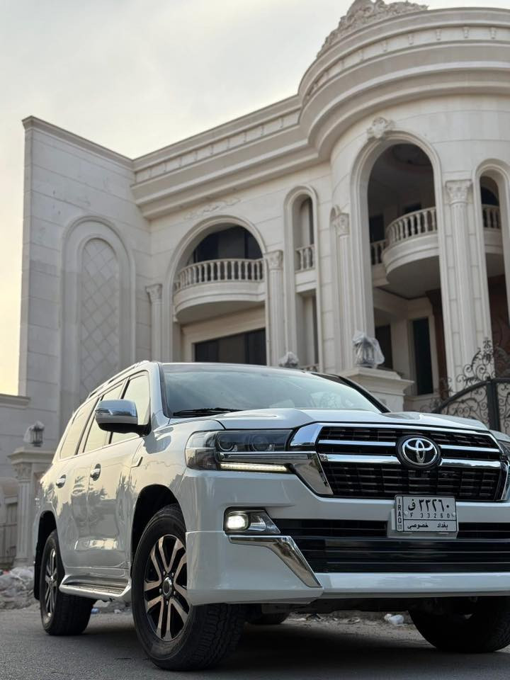 السلام عليكم سياره لانكروز 2011 ستينيه محدثه 2021 داخل وخارج سياره مابيها نقص  تخم تاير جديد اصلي دلوب فول مواصفات ستيرن تحكم كراسي كهرباء جلد ثلاجه عليها صيانه كامله فلات وادامه كامله 
التواصل : ***********
