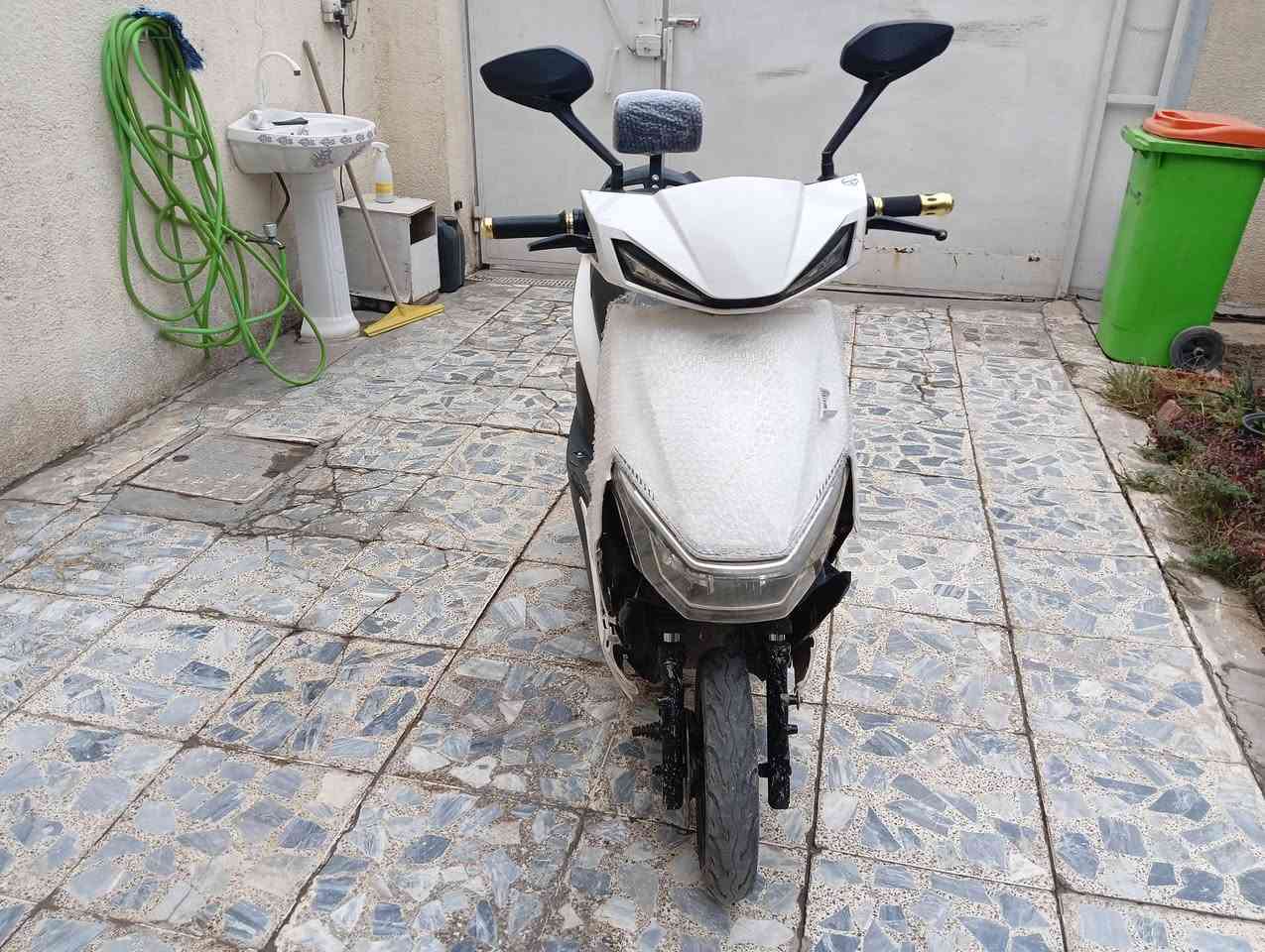 السلام عليكم للبيع دراجه شحن موديل 2024 
6 بطاريات كبار سرعه 60 مواصفاتها تشغيل جهاز انذار 
قفل وفتح دراجه كامله مابيها اي نقص سعر 350 وبيها مجال حك الجيه مكاني بغداد الدورة ***********
