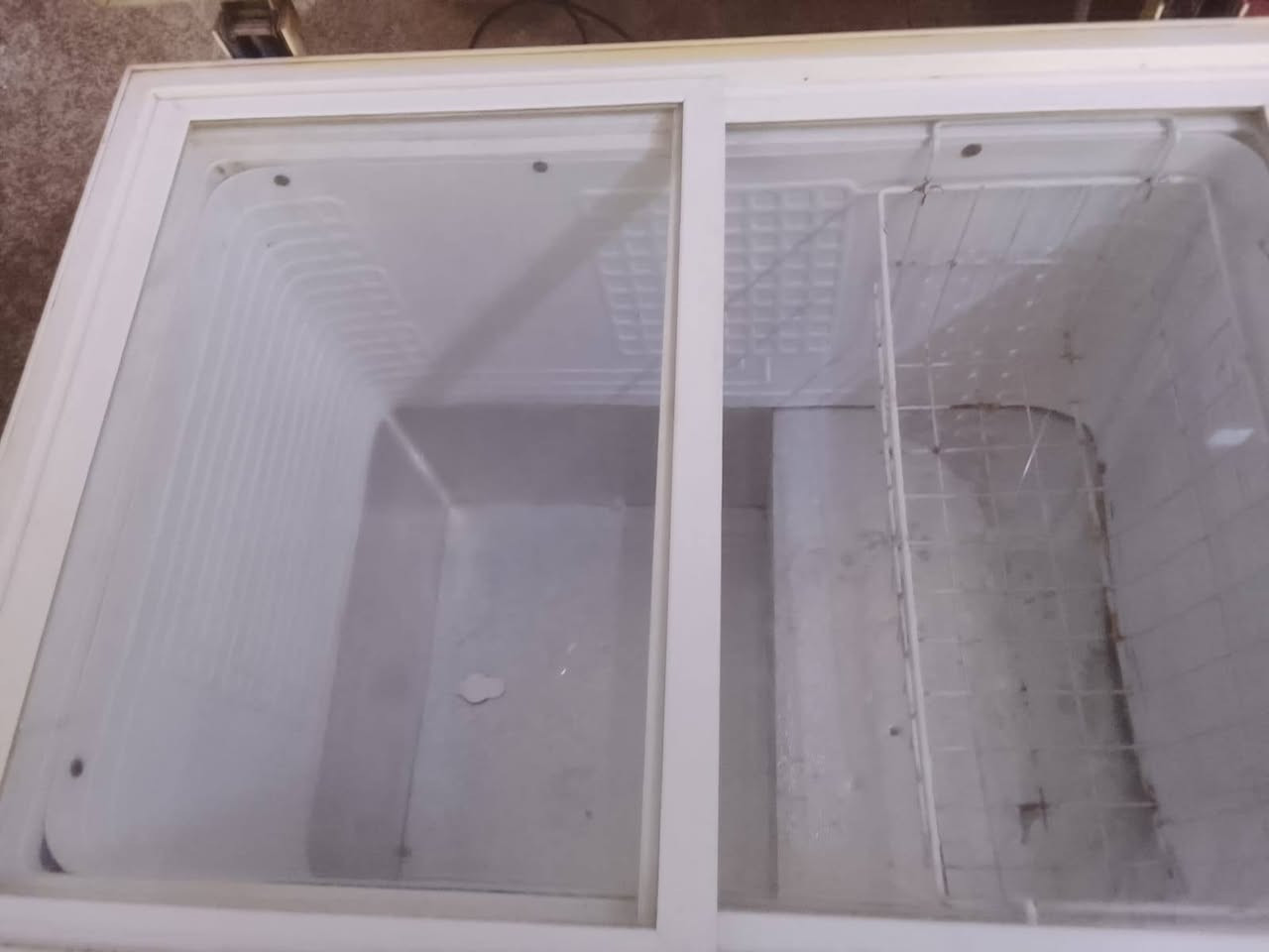 هذه مجمدة أفقيّة (Chest Freezer) من ماركة جوسونيك (Gosonic).تتميز بضاغط استوائي مناسب للأجواء الحارة وإضاءة LED داخلية.
سعرها 150الف وبيها مجال بسيط للتواصل على الرقم وتساب 
***********
