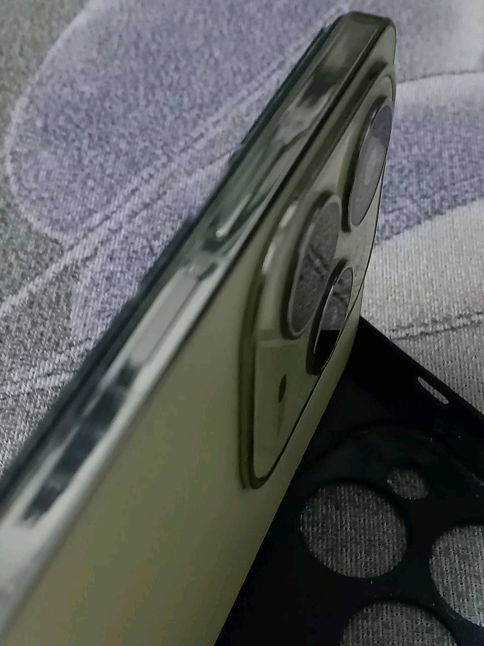 راسل واتساب 
هاتف Infinix Hot 40 يشبه الايفون بلونه المميز ("Starfall Green") هو أحد الهواتف الاقتصادية التي تركز على تقديم تصميم عصري يشبه الهواتف الرائدة مع أداء جيد مقابل السعر. السعر 200 الف و يجود توصيل داخل محافظة نينوى فقط 

إليك أبرز مواصفات ومميزات الجهاز:

📱 الشاشة والتصميم
الشاشة: من نوع IPS LCD بحجم كبير 6.78 بوصة بدقة FHD+.
معدل التحديث: 90 هرتز، مما يوفر سلاسة في التصفح والألعاب.

ميزة Magic Ring: وهي ميزة برمجية حول ثقب الكاميرا الأمامية تعرض تنبيهات (مثل حالة الشحن أو المكالمات) تشبه "الجزيرة التفاعلية" في الآيفون.

🚀 الأداء والذاكرة
المعالج: MediaTek Helio G88 ثماني النواة (مناسب جداً للاستخدام اليومي والألعاب الخفيفة).

الذاكرة العشوائية (RAM): يأتي بـ 8+8 جيجابايت، ويمكن توسيعها افتراضياً لتصل إلى 16 جيجابايت.
التخزين: يتوفر بسعتي 256 جيجابايت، مع إمكانية إضافة كارت ميموري.

📸 الكاميرات
الخلفية (ثلاثية): الأساسية بدقة 50 ميجابكسل مع فتحة عدسة واسعة (f/1.6) لتحسين التصوير الليلي، بالإضافة إلى عدسة ماكرو وعدسة للعزل.
الأمامية: بدقة 32 ميجابكسل مع فلاش LED مزدوج لصور سيلفي واضحة.

🔋 البطارية والشحن
البطارية: سعة 5000 مللي أمبير تدوم لفترة طويلة.
الشحن: يدعم الشحن السريع بقوة 95 واط (يشحن من 20% إلى 100% في حوالي 35 دقيقة).
⭐ مميزات إضافية
الصوت: سماعات خارجية بصوت ستريو (Stereo) لتجربة صوتية أفضل.
الأمان: مستشعر بصمة مدمج في زر الطاقة الجانبي.
الاتصال: يدعم تقنية الـ NFC (حسب المنطقة) ومنفذ سماعات 3.5 ملم.
