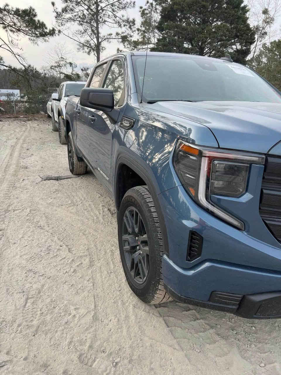 جمسي سيرا 2024 دخول جديد
🇺🇸 GMC Sierra🇺🇸

لون مميز أزرق بحري 

رقم بغداد (81819) 

عداد المسافه (عداد . 26.000mi)

محرك / TurboMax سعة 2.7 لتر: 4 أسطوانات توربو يولد قوة 310 حصان وعزم دوران قوي

كير تعليك أوتوماتيكي ذكي بـ 8 سرعات مخصص للمهام الشاقة.

المرغوب باب طويل بدي قصير 

كشن كهرباء 

رادار تحديد مسار 

Auto Stop

نضام الدفع 4WD) مع علبة تحويل Autotrac.

بصمه 

باب البدي كهرباء 

تشغيل عن بعد 

شاشه + كامره خلفيه

كار بلي بلوتوث  

منفذ طاقه بقوة 220V 

الحد الأقصى للسحب ( 9.500رطل )

الحدالاقصى للحمولة ( 2.240 رطل )

إضاءة LED مدمجة: تضيء زوايا الصندوق لسهولة تحميل الأغراض وتفريغها ليلاً 

هاند بريك كهرباء بصمه 

صور الحادث مرفقه مع الصور والسياره تعتبر كلين حادثه فقط دعاميه خلفيه 

كفاله لغود شواصي ايرباك 

بجم كبس على وضع الشركه

بصماته عدد 2بلاد 

السعر مناسب للجاد بل شراء الأتصال على رقم الهاتف 

☎️***********

⛔️ملاحظه نقل الملكية بدون جلب ظريبة من طرف المشتري تحويل مباشر
