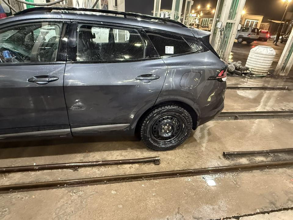 سبورتج ٢٠٢٤. مواصفات   X-line نظيفة جداً
ماشيه 30 الف كيلو 
حادثها باب السايق مبدل نفس اللون واللي وراه مبدل  ونص الجاملغ الأمامي جهة السايق مصبوغ توحيد لون 
 مواصفاتها فول الفول
 محرك 2500
بانوراما
بصمة : تشغيل - ابواب - صندوك
صندوك كهرباء شاشة كبيرة على طول الدشبول دجتل كامل 
كيجات الكترونية متغيرة حسب الوضعيات 
تشغيل عن بعد  
كار بلي 
نظام ملاحة gbs
ثلاثة انظمة القيادة : سبورت - عادي- 
سمارت - 
الاضواء ترحيب عند الاقتراب مع ترحيب داخلي عند الصعود او المغادرة الأضواء ليد
. شحن وايرليس
هيتر امامي بالستيرن والكراسي 
 منافذ تايب سي عدد 3 مع 2 في الكشنات ومنفذ يو اس بي ومنفذ جداحة
هاند بريك بصمة
لد نهاري 
 اوتو هولد
. فول رادارات امامية وخلفية وجانبية360 درجه
مانع اصطدام خلفي وحساسات
 تحديد مسار ذكي
 قيادة أليه ذكية
 نقطة عمياء
 كروز سرعة. 
تدفئه وتبريد كشنات( امامي وخلفي )
كشتات كهرباء 
وضعيه تغير صوت المحرك
 اشاير بالمري
شاشة لمس متغيرة لتحكم الميديا او لتبريد
. ستيرن فول تحكمات
اقتصاديه وعائليه 
وبعد بيها مواصفات هواي 
رقمها بغداد بأسمي  تحويل ثاني يوم
للبيع او المراوس حسب القناعه 
العنوان بغداد 
الهانف*********** 
السعر 22000 وبيه مجال حك جيتك وبالعافيه على اللي تصير من نصيبه
