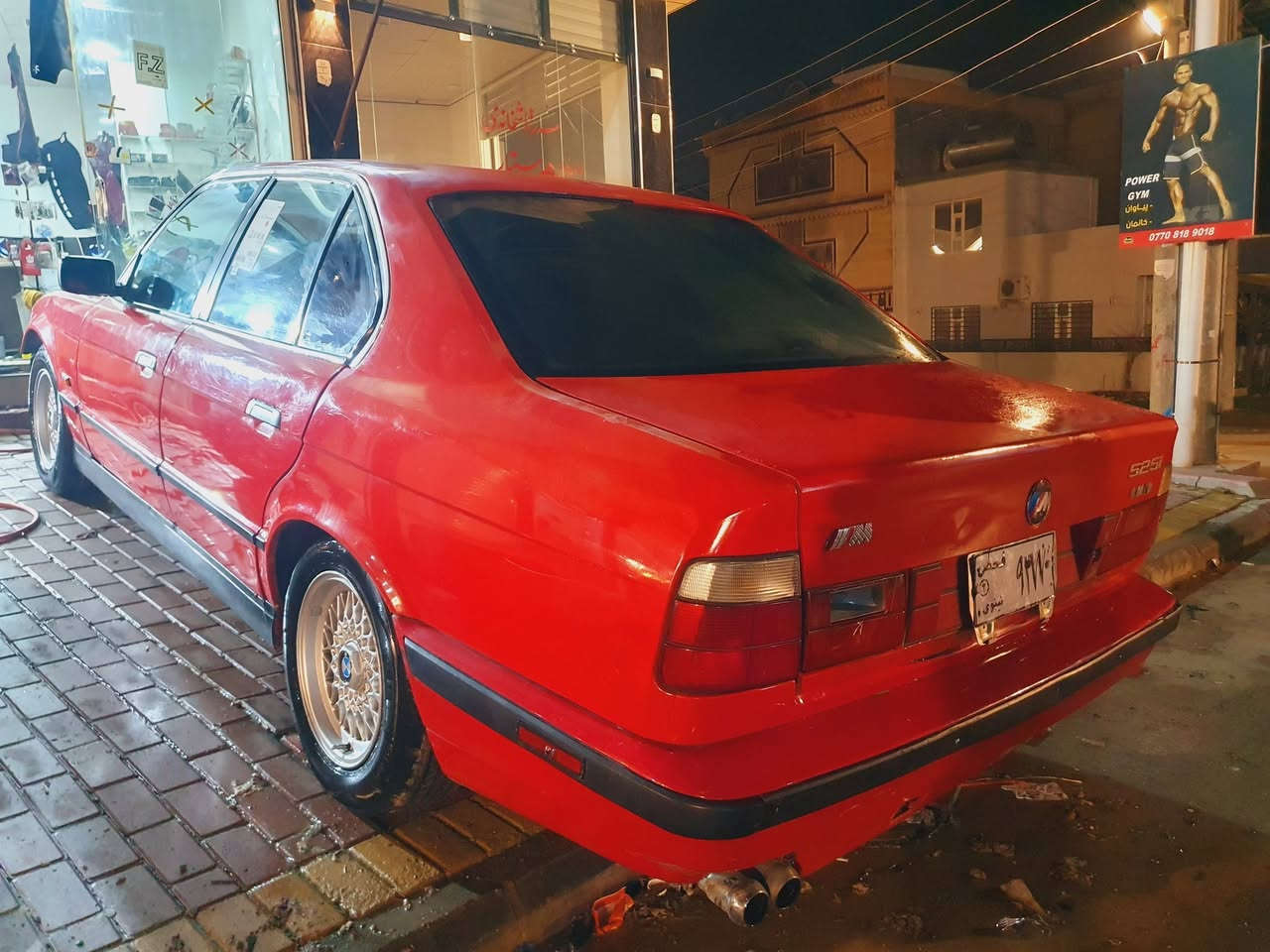 bmw 1990 
525 کەپس 
گیر ئۆتۆماتیک 
چوار جام کارەبا
سلایت 
ناو فۆرمیگا 
سوکان ئیرباگ 
گیچ ئەلقە 
شاشە ئایپات 
پیش پان 
پیشو دوای کەپسە ئاڕم ئەوەلیات غەرامە بە شەرت 
سەیارەکە زۆر جایزە ماڵی دۆستە 
سعری 37 وەرەقە و مجال برایانە 
گۆرینه ش ئەکەم 
شوین سلیمانی 
***********
***********
