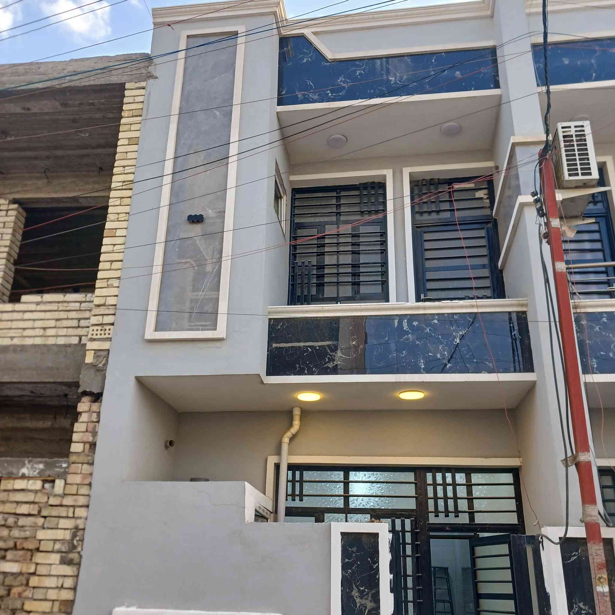 سلام عليكم عندي بيت ٥٠ متر طابق ونص شارع خوله شارع ابو الفضل السعر  ٧٠ وبي مجال الاسفسار الاتصال ***********
