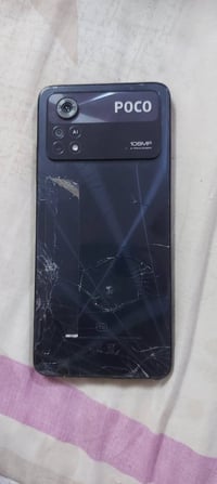 بوكو اكس٤ برو • ٢٥٦ رام ١٦ • ظهر مكسور