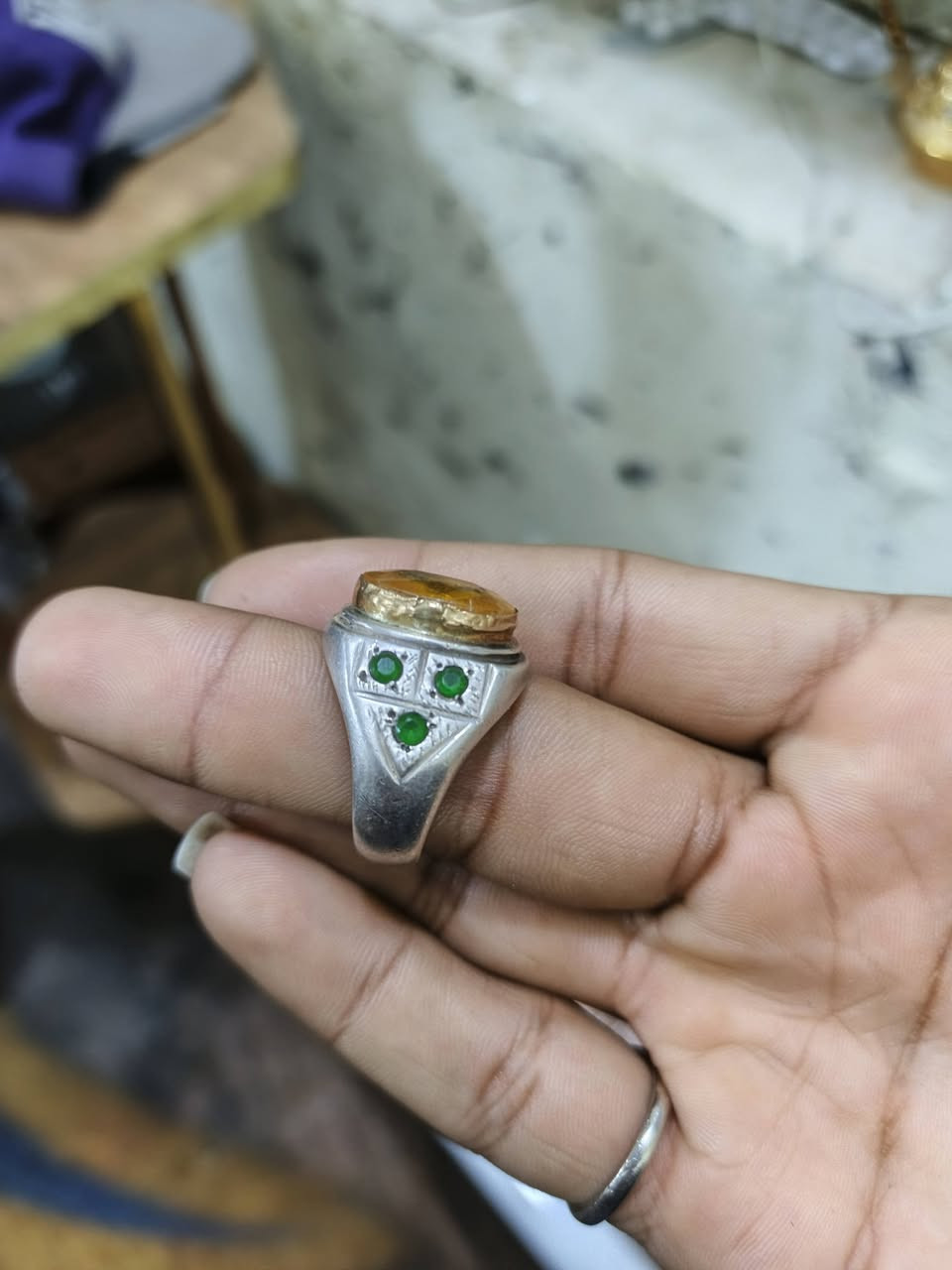 ياقوت الأفريقي الاصلي مطلي ذهب للبيع السكن بغداد العبيدي رقم تواصل *********** السعر 150 وبي مجال قليل
