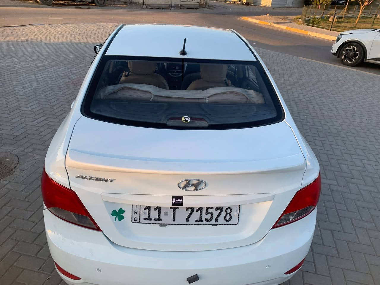 اكسنت 2016 سيارة نضيفة بسمي للبيع محركها 1400 كيرها At ماشية 86 الف مابيها ضربه بس صبغ سونار مرفق مع الصور سعرها 90 مكاني بغداد الكاظمية الرقم ***********
