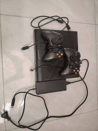 جهاز اكس بوكس 360 مهكر مداخل صيانه مع جميع الملحقات ولكارتونه مع 3 يدا...