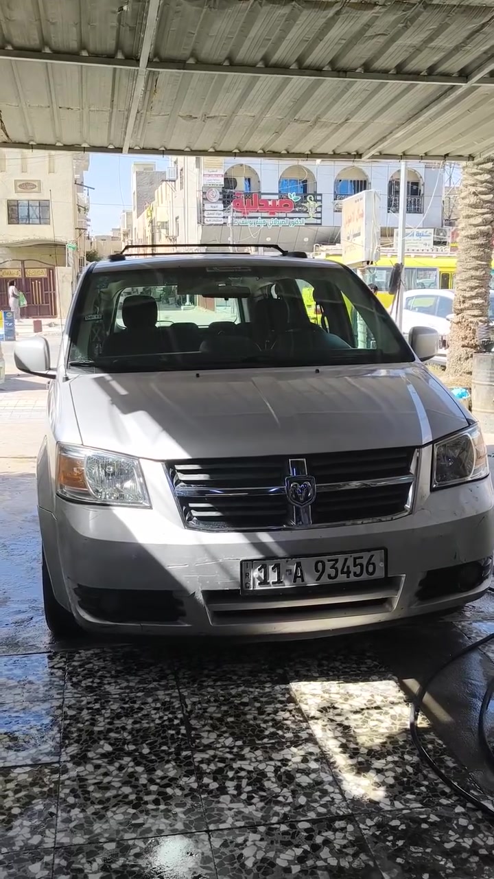 دودج كرفان 2008 SXT  كلين بدون حادث فقط باب الحنطه مبدل 
محرك 3800 
بيها تكحيلات وبارد بسيطات كلش سونارها موجود السيارة اخذتها قبل شهر تقريبا هزه جديده ورقم دولي جديد كامله مكمله ملاحظه السيارة بيها نظوح بالكير ومو شي قوي فد شي كلش بسيط صاحب السيارة القديم جان مبدل كيس مدري شمسوي مال دهن ومن مرجعي ممرجعي بلادي وبدون تنقيط فقط اثر بسيط كلش 
صدر امامي جديد
منظومه زينون جديده 
 محرك وكير خير من الله
 تبريد جديد ادامه كامله جديده
 بيبان كهرباء
 فتحات خلفيه كهرباء
 ويل كاب 4 
مي راديتر احمر زيتي 
دهن وفلتر مبدل قبل اسبوع 
سبب البيع توازيت على فلوس واريد ابيعها السيارة باسمي تحويل ثاني يوم 
السياره خير من الله ما توكفك بطريق ابد رقم السيارة بغداد ومكانها بغداد العطيفية
السعر 122
 للتواصل *********** 
متواجد واتس اب
