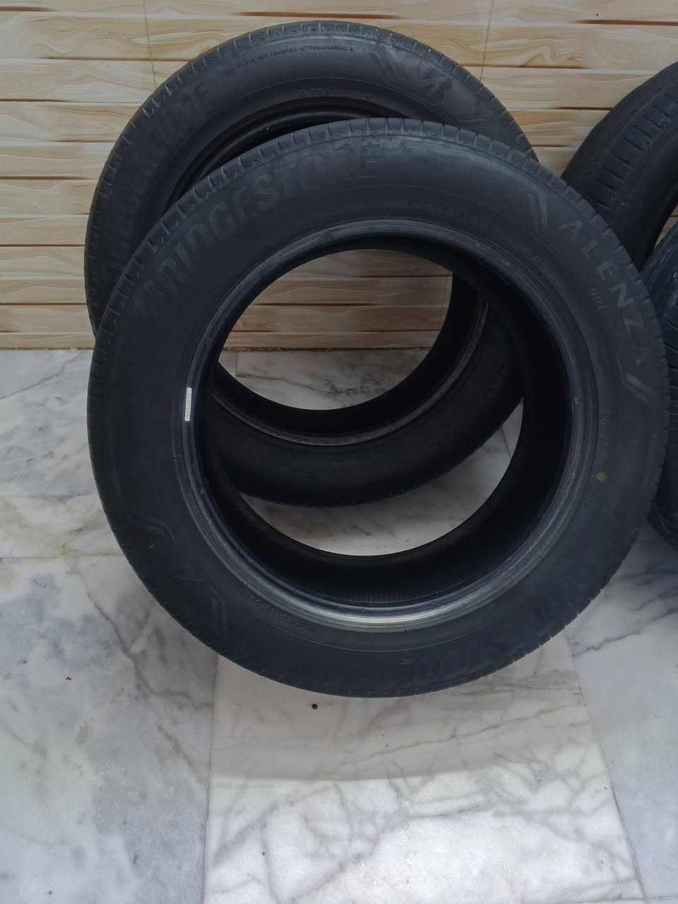 تايرات برجستون اصلي قياس 275/55/20 نضافه 90/100 طخم كامل برجستون اصلي سعره 350 رقم هاتف ***********
