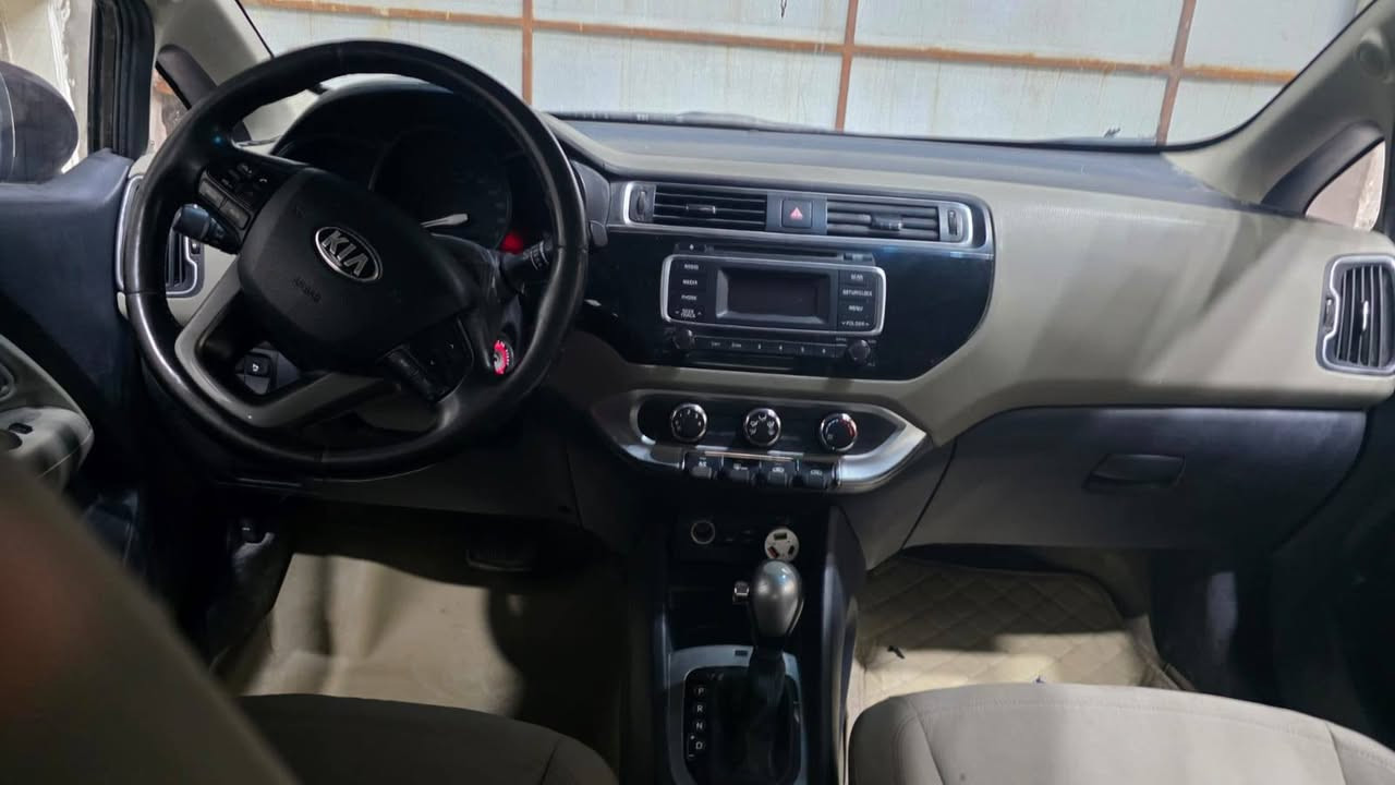 سلام عليكم 
ريو هاشباك مديل 2015 لون بني جوزي سيارة حلوة ومرتبة مكينه كير مكفولات حداديه بحال جيدة رقمها بصرة بأسمي تحويل ثاني يوم بيها بارد بالباب الخلفي جهة اليمين والباقي مكفول العنوان البصرة ابي الخصيب السعر ٨٥ وبيها مجال
***********
