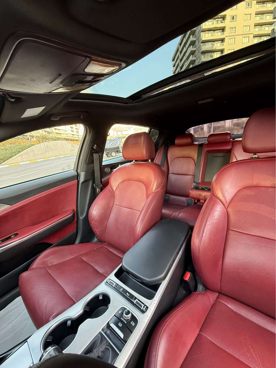 السلام عليكم كيا ستنكر للبيع ماشاء الله من انظف واحلى الستنكرات الي بلعراق 
موديل 2020 لون سمنتي 
كير محرك شراط مكينه v6 توين توربو طيران 
عليها برمجه وقوى ماشاء الله 
موصفاتها رادار حساسات امام خلفي 
رادار جانبي موئشر شارع 
داخل احمر بلادي لوك بعده 
كشن حار بارد سقف سلايت مرايات كهربائيه
ماشيه ٨٠ الف كيلومتر 
اكزوز سيستم ٤ اصوات بلادي 
نظام القياده 
‏Comfort smart sport eco custo
بلنسبه للصبغ فقط الصندوك صبغ 
ويل ١٩ يخبل 
رقم الشاصي ‏KNAE45LC0L6082811
مكان السياره سليمانيه 
السعر 215 ورقه وبيها مجال 
للاستفسار اكثر *********** السليمانية, العراق
