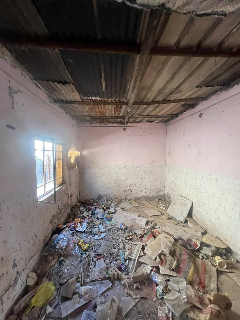 سلام عليكم بيت ١٠٠ متر سند 25 بناء قديم  متروك مساحه ١٠٠ شارع الهدى ماركت  شركة واحة زمزم بفرع اسواق الفراشه يم الساده اهل الغاز ***********
