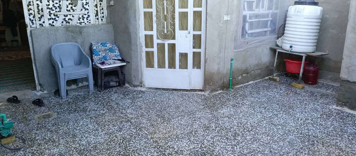 سلام عليكم دار للبيع مساحه 125 متر بيت كله كاشي تأسيس بواري ماء تأسيس كهرباء جديد يتكون من غرفه حولي مطبخ ترك. صحيات داخليه و استقبال كراج صحيات خارجية بيت طابوك فقط ستاره والبيتونه بلوك. نهاية شارع مسقط في جهة  القمانية كما موضع بل صوره سعر 45..الاستفسار الاتصال على الرقم  {‏‪***********‬‏}
