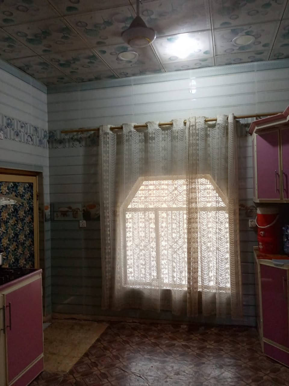 السلام عليكم دار للبيع   مساحه 250 بالدور الدار يتكون من  غرفتين وصالة جبيرة وبراني وغرفة فوك وغرفه  صغيره خارجية ومخزن موقعه شارع رامي البنجرجي والبناء عكاده السعر 130 بي مجال ***********
