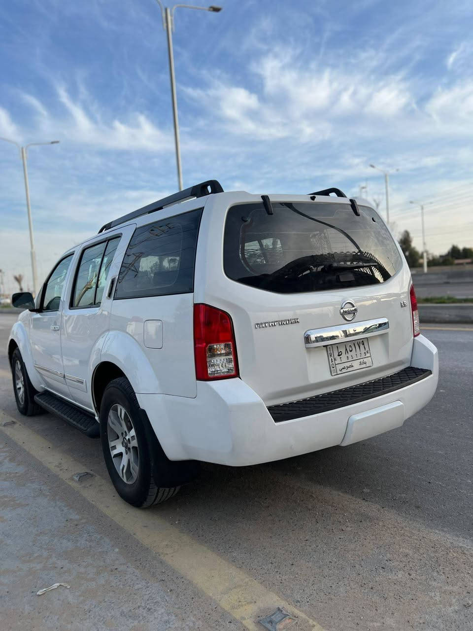 للبيع: نيسان باثفايندر 2009 - وحش الصحراء
‏​السيارة غنية عن التعريف، هيبة ومتانة وعائلية .
‏​الموديل: 2009.
‏​الفئة: LE (فول مواصفات).
‏​اللوحة: بغداد (بسمي سنويه 2028).
‏​الحالة العامة: السيارة.  شبر صبغ بل باب الخلفي سباب فاعل تخريب "نصّبة" وشلعتهه تفتح النفس،  
‏​🔍 فتحه  3وضعيات مضومه زنون لايت كهربائيّ  3وضعيات خزن ميموري 3وضعيات  من ترجع الخلف مري ينطبكن  دشبول رمادء   ساستم صوت9عداد دمام بلاد سماعات  جنجر  دفيدي شاشه عرض 
‏​المحرك: ستة سلندر، عزم وقوة كير حداديه كفاله
‏​الخارجية: لون ابيض صدفي (مثل ما موضح بالصور).
‏​الداخلية: /غرفه مقاعد كهربه حار بارد   جلد نضافه فولل تبريد ثلج (مركزي) ينسيك حر الصيف. 
‏، تايرات تخم جديد باتري جديد 
‏​السنوية: جاهزة والتحويل ثاني يوم.
‏​ملاحظة: السيارة مال بيت، مخدومة ومو مال معارض دك سلف وسافر وين ما تريد.
‏​📍 المكان: بالنجف
‏💰 السعر: [. 136] (بيها مجال بسيط للشراي الطيب)
‏📞 للاستفسار: [***********]  فدوى اللي ما يعرف قيمه السياره لا احد يعلق
