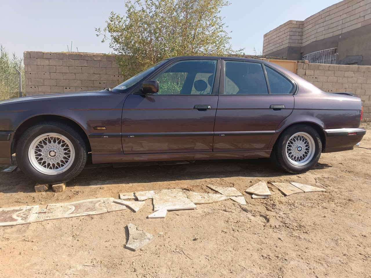 السلام عليكم اخوان
540  اصل و فصل  (.    السعر 90      ) وبيهه مجال. بسيط. 

موديل 1993 
لوني بنفسجي 
السياره كفاله عامله. مصبوغه جماليه ( مكينه / كير/ حداديه / تخم تأير)  كله ب شرط 
3 وظعيات قياده شغاله 
دبل ايرباك 
بجم عريض دخاني 
تبريد ثلج
 قطعتين 
السياره M بالكامل 
كشنات كهرباء 
ايرباك
فتحه شغاله كل الوظعيات 
حتى تجاوي كهرباء 
الكهربائيات شغاله ١٠٠/١٠٠
السياره بلاديه حتى ضفيره بلاديه  

رقم بغداد باسمي سنويه ل 29  مشروع وطني ( شرط المداور) 

مكاني ديوانيه 
‏‪***********‬‏
