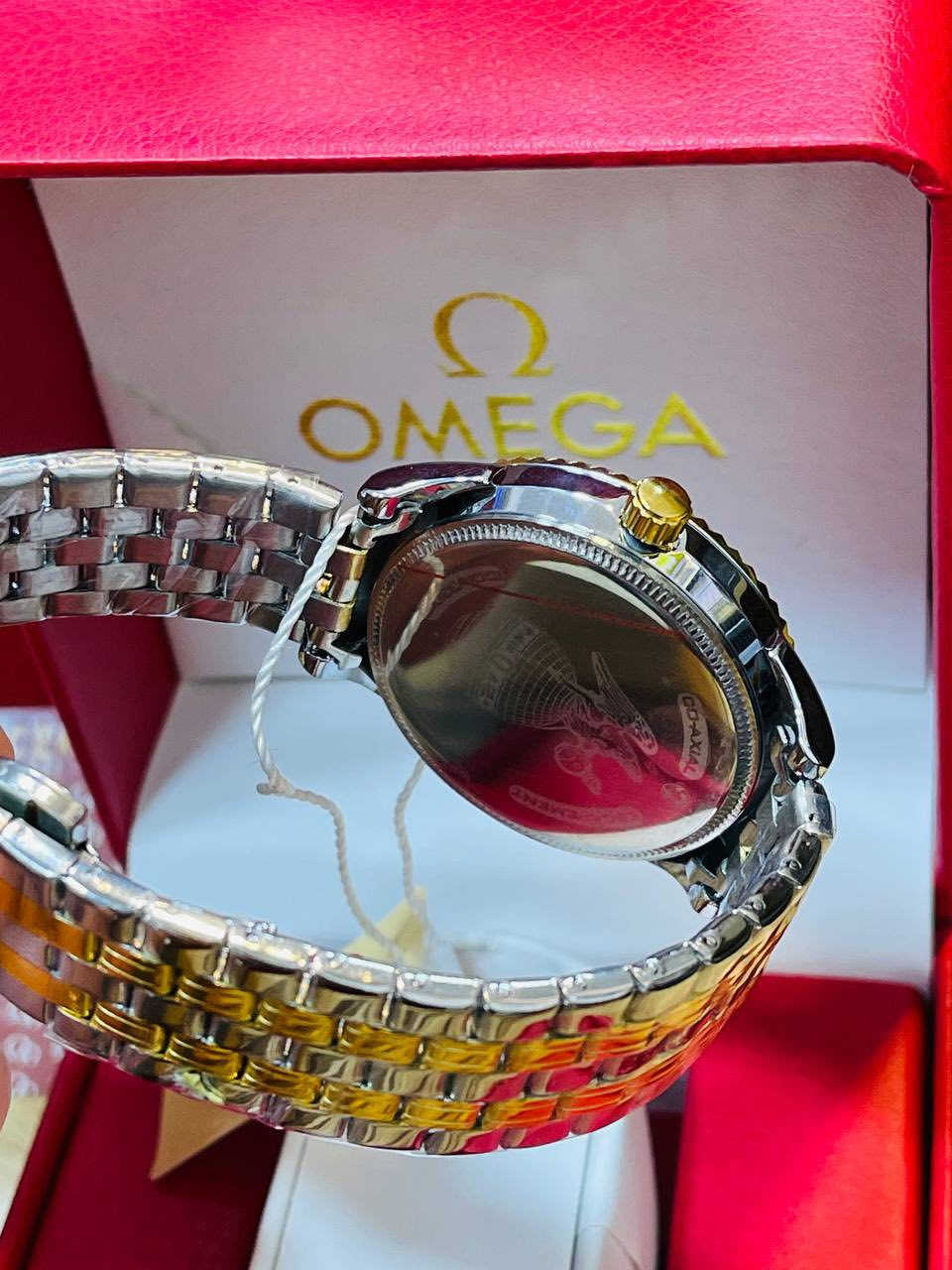ساعة ماركـة اوميـغـا - OMEGA
- تتميز الساعة بلون المينا الازرق الفاخر 
مع مؤشرات و عقارب ذهبية
- الاطار يأتي بتصميم مسنن بلون ذهبي 
والسير ستانلس ستيل بلونين فضي و ذهبي 
- منفذ تاريخ شهري 
- مقاومة للماء 
تأتي مع العلبة و العلاكه و كارت الضمان 

السعر : 35 ألف


**إذا كنت صاحب هذا الإعلان وتريد حذفه لأي سبب، رجاءا أرسل رسالة إلى الدعم الفني**