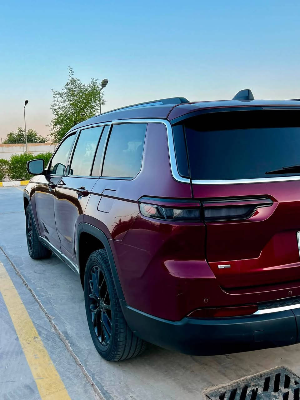 � للبيع | جيب كراند شيروكي Limited L موديل 2021 | 7 راكب

سيارة تجمع بين الفخامة، القوة، والراحة العائلية في السفر والطرق الخارجية .

الحادث صبغ باب امامي وخلفي جهة السائق بدون ايرباك وبدون دواخل وشواصي السيارة نضيفة جدا موجودة في كربلاء 
المواصفات:

✅رادار امامي خلفي وحساسات 
✅جنطة كهرباء 
✅ مقاعد (ثلاثة صفوف)
✅ محرك V6 سعة 3.6 لتر
✅ كير أوتوماتيك 8 سرعات
✅ شاشة وسطية كبيرة تعمل باللمس
✅ دعم Apple CarPlay & Android Auto
✅ فتحة سقف بانوراما
✅ مقاعد جلد فاخرة مع تحكم كهربائي
✅ تشغيل بالبصمة وستارت زر
✅ كاميرا خلفية
✅ حساسات أمامية وخلفية للمساعدة على الاصطفاف
✅لد اضاءة داخلية في الابواب
✅ مكيف ثلاثي المناطق للمقاعد الأمامية والخلفية
✅ إضاءة LED أمامية وخلفية
✅تبريد 3 قطع 

للاستفسار اكثر الاتصال ***********
