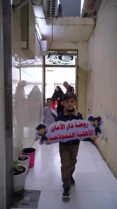 ✨ يوم جميل ومميز مع أطفال روضة دار الأمان

شهدت عيادتنا يومًا حافلًا بالأنشطة التوعوية والترفيهية، بهدف تذويب الخوف والرهبة من عيادة الأسنان لدى الأطفال، وتعزيز شعورهم بالأمان والثقة.

وبمشاركة الأستاذ أحمد من قسم الصحة النفسية، تم تقديم فقرات داعمة للجانب النفسي لترسيخ فكرة أن زيارة طبيب الأسنان تجربة سهلة وآمنة.

عيادتنا مجهزة بأحدث الأجهزة والتقنيات المناسبة للأطفال، ونوفر البنج الإلكتروني لتقليل الإحساس بوخز الإبرة، إضافة إلى البنج الضاحك الذي يساعد الطفل على الاسترخاء أثناء العلاج ✨
يعني بكل بساطة: ألم ماكو… خوف ماكو 🤍

نؤمن أن التوعية واللطف بالتعامل هما أساس إزالة رهبة عيادة الأسنان عند أطفالنا.

نتقدم بخالص الشكر والتقدير إلى روضة دار الأمان متمثلةً بست زينب العزيزة على هذه الزيارة الكريمة وحسن التنظيم.

📍 العنوان: بلد – شارع طير السلام – مجاور عمارة الأصيل
📞 ***********

تحياتي
الدكتور علي ناظم الوردي
