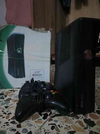 ورحمة وبركاته اكس بوكس 360 للبيع كامل ملحقات معا جوستك 2يحتوي علا 40 ل...