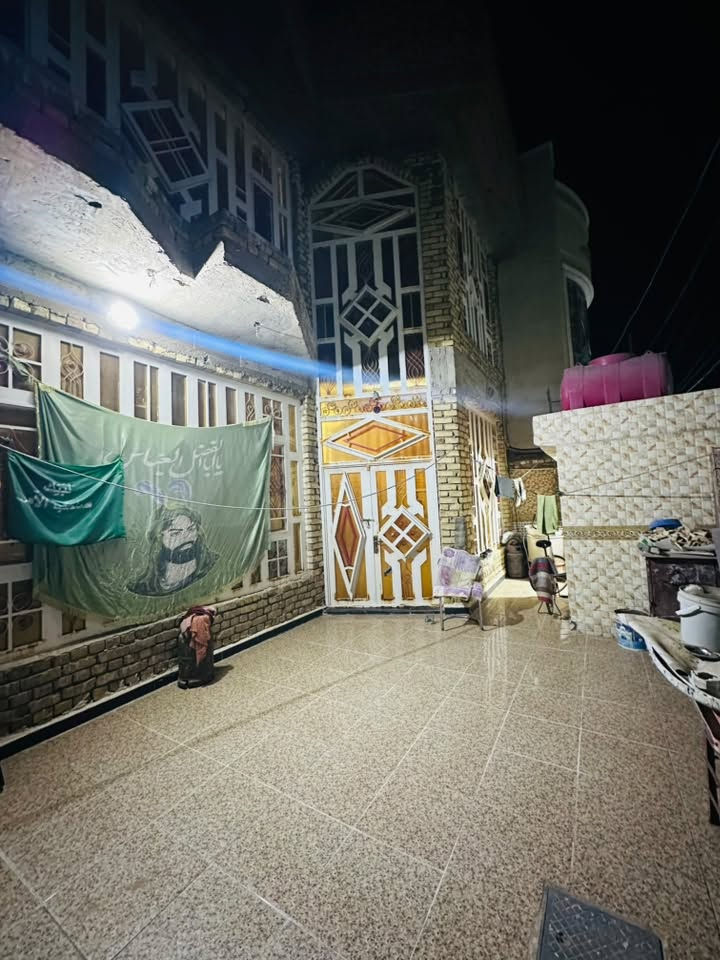 السلام عليكم (مكلف بنشر )
بيت 200 متر. طابقين كامل  من كلشي  الطابق الارضي 

استقبال ومطبخ وصاله وغرفتين وصحيات داخليه وخارجيه 

الطابق الثاني 4 غرف وصحيات  وبيتونه السطح  شتايكر 

الموصفات كامله كله سيراميك و بايات الدرج مرمر 

سنة البناء 2018

الطابق الثاني 2024

بناء حديث كله وخير من الله 

موقعه 

الخاجيه شارع 20 بصف الركن 

قرب اسواق علاء 

السعر التواصل مع صاحب الدار

***********
