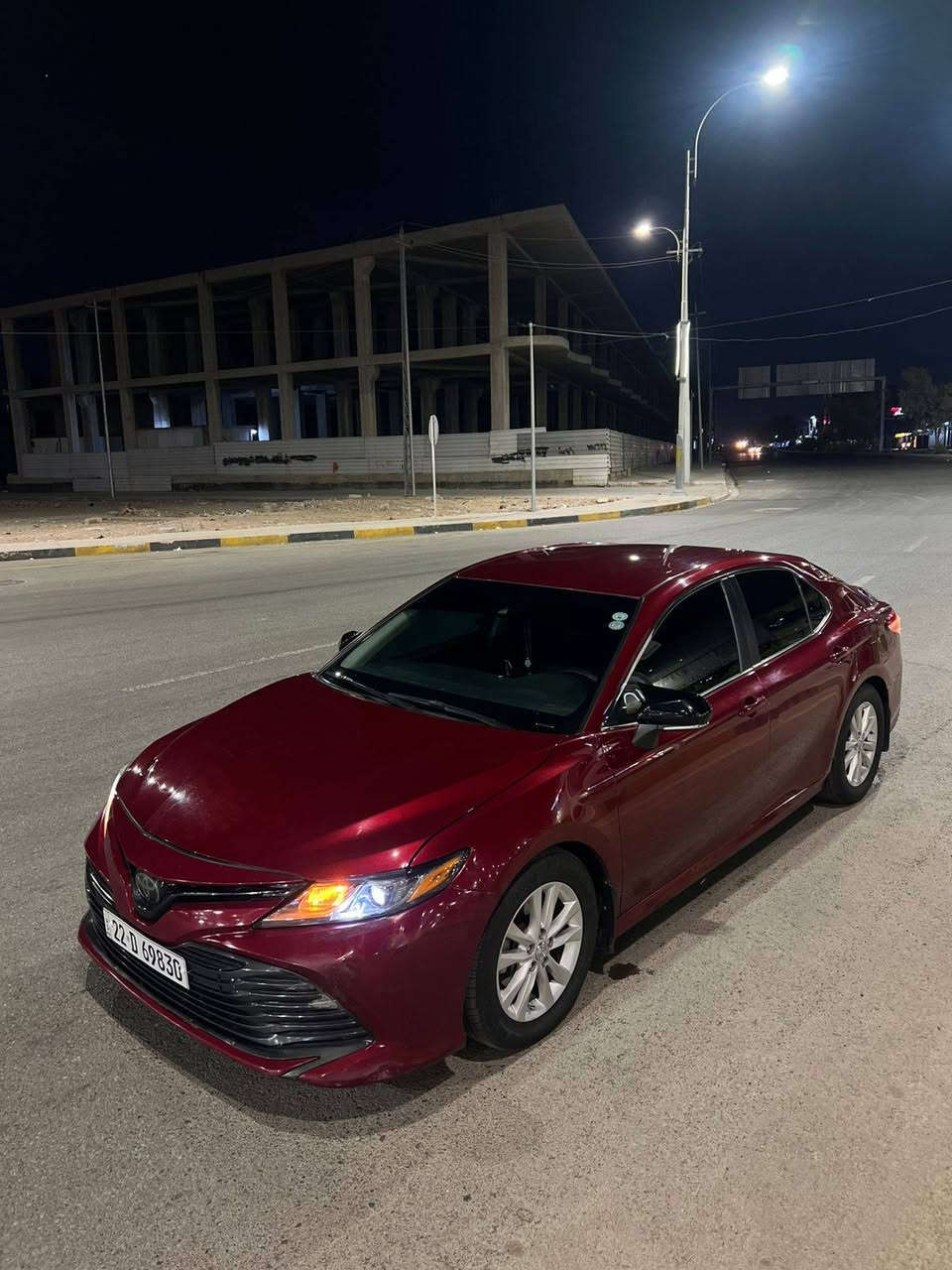 🚗 للبيع: تويوتا كامري 2018 LE 
​السيارة بحالة ممتازة صيانه كامله من طخم وتايرات
💥 ضرر صندوك صبغ مع شويه جاملغ خلفي صور الضرر موجوده 
​📋 المواصفات :
• ​المحرك: 2.5 لتر، 4 سلندر (Dynamic Force) بقوة 203 حصان بشرط بدون فتح .
• ​ناقل الحركة: أوتوماتيك بـ 8 سرعات .
• ​نظام الدفع: أمامي (FWD).
​🌟 المميزات الخاصة بالمواصفات الكندية (LE):
• ​نظام التدفئة: كراسي أمامية مدفأة (أساسي في الكندي)، ومرايا جانبية مدفأة لإزالة الجليد والضباب.
• ​أنظمة الأمان (Toyota Safety Sense): 
• ​رادار أمامي (نظام ما قبل الاصطدام).
• ​تنبيه مغادرة المسار مع مساعد توجيه.
• ​مثبت سرعة راداري ذكي (Adaptive Cruise Control).
• ​إضاءة عالي أوتوماتيك (AHB).
• ​كرسي السائق تحكم كهربائي (8 وضعيات).
• ​شاشة لمس قياس 7 إنش تدعم نظام Entune 3.0.
• ​كاميرا خلفية عالية الدقة.
• ​عداد ديجيتال لعرض معلومات السيارة.
​📍 الموقع: [ موصل ]
🛣️ المسافة المقطوعة: [ ١١٨ ميل ]
💰 السعر المطلوب: [١٦٨ وبي مجال ]
​📞 للتواصل والاستفسار: [*********** ] موصل, نينوى

