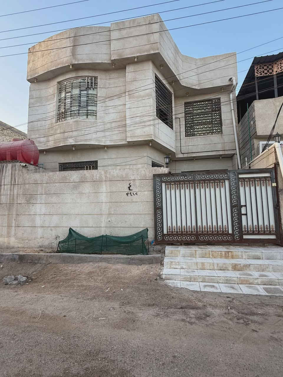 ألسلام عليكم ورحمة الله وبركاته

دار سكن للبيع طابقين بناء شخصي شقل درجه أولى 
مع لأثاث المطبخ 

مساحه 200متر

موقع ممتاز مع توفر كافت الخدمات
شارع
تبليط 10 نضام مجاري أناره كهرباء ماء
مدارس جداً قريبه

محتويات البيت الطابق لأول
كراج  دوانيه  صاله  مطبخ
غرف منام 2 مجمع صحيات خارجي وداخلي

محتويات طابق الثاني
صاله واسعه   مطبخ  غرف منام عدد  3 وصحيات

نوع العقار طابو ملك صرف تحويل سهم بأسم المشتري

العنوان أبي الخصيب طريزاويه قرب شارع الوصطي يبعد عن شارع الوصطي ٥٠ متر

سعر 150 مليون وبي مجال 

للتواصل ***********
