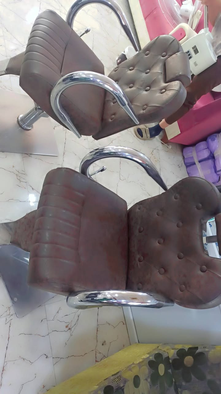 مرايات ثنين هنه وجراراتهن او كراسي ثنين ما مستخدمات او بخار ما مستخدم او ميز جرارات هم كلش نضيف المكان بابل ***********
