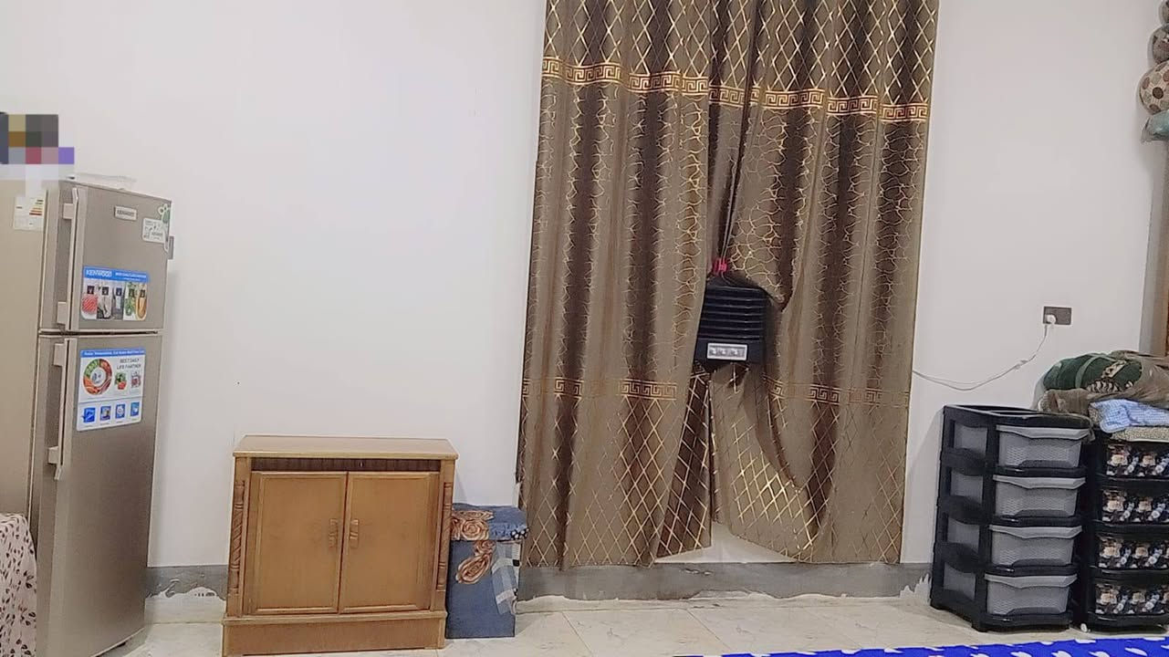 السلام عليكم دار للبيع
مساحه البيت 525 
يحتوي على غرفتين نوم 5/6 يحتوي على هول 10/4 يحتوي على استقبال 4/6 ومطبخ 5/5 صحيات داخليه وخارجيه حديقه وكراج سياره ويحتوي مع البيت قطعه ارض مساحه 1500 يباع البيت مع القطعه أو بدون العنوان بابل حله ورديه داخل قرب الناضم  للاستفسار ***********

