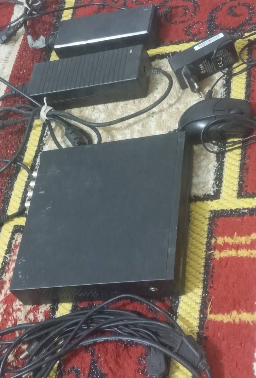 للبيع 
كامرات دهوئ 
السعر 200الف 
كامل ملحقات 
***********
