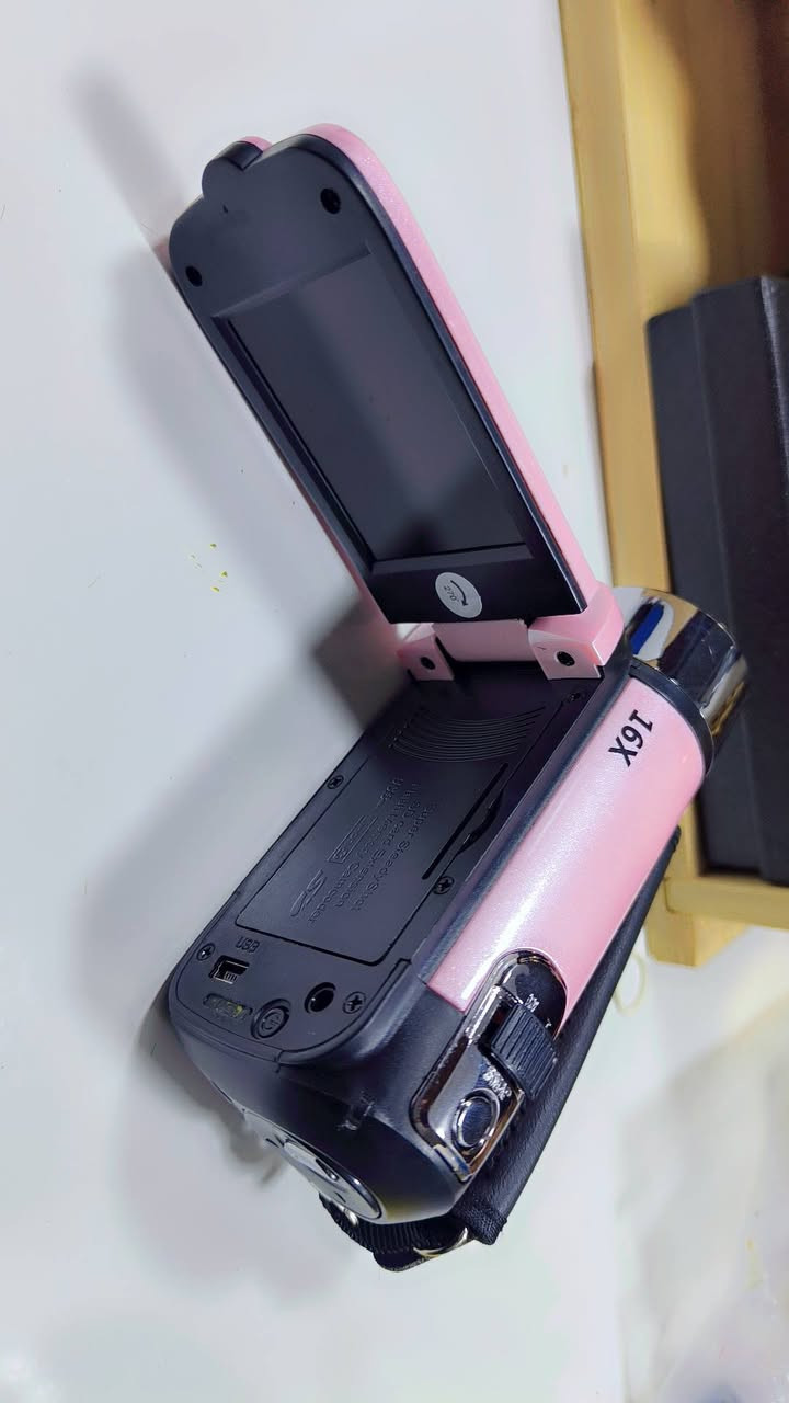 كامره مثل ما واضح بالصوره ما اعرف نوعها 
السعر 15 الف مع التوصيل


**إذا كنت صاحب هذا الإعلان وتريد حذفه لأي سبب، رجاءا أرسل رسالة إلى الدعم الفني**