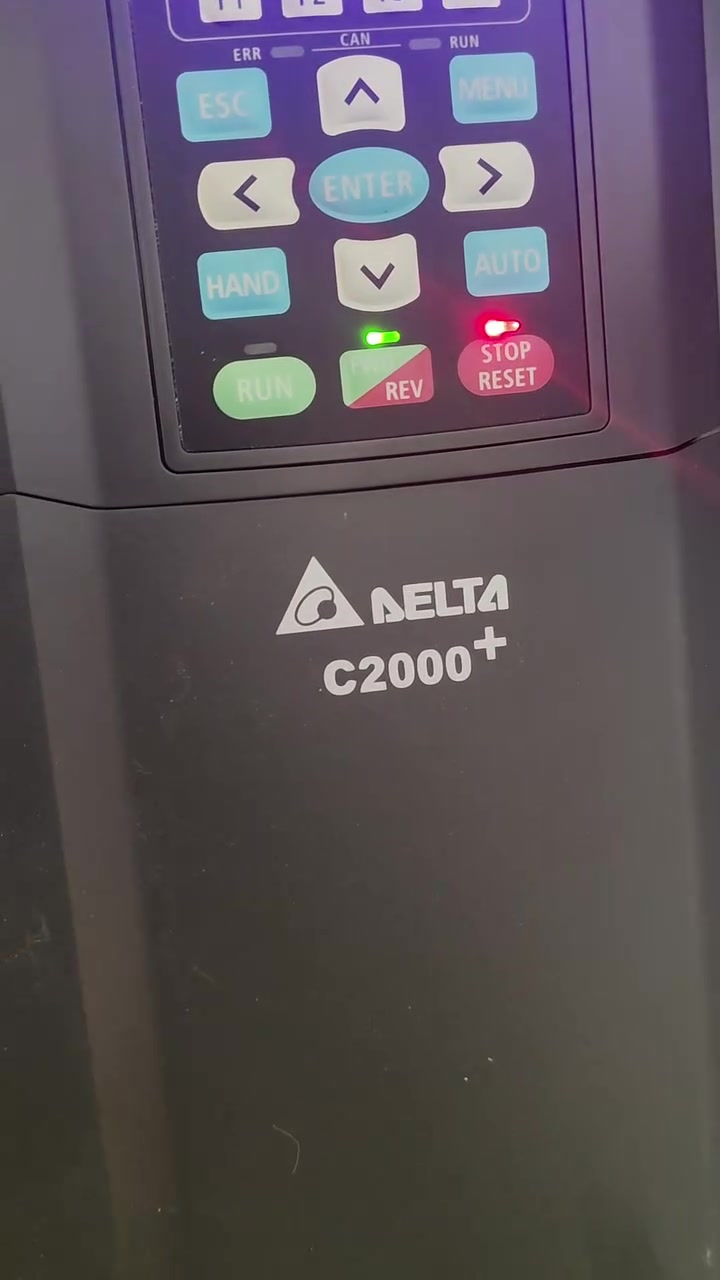⚡ ضبط وبرمجة انفيرتر Delta بقدرة 22KW بشكل احترافي بالكامل 

في هذا العمل تم تنفيذ:
 ✅ برمجة جميع إعدادات التشغيل الخاصة بالمضخة
✅ ضبط الحمايات لضمان أداء مستقر وآمن
✅ معايرة التسارع والتباطؤ للمحرك
✅ برمجة المروحة الداخلية للانفيرتر لتعمل فقط أثناء تشغيل المضخة
✅ إطفاء الفان تلقائياً بعد دقيقة واحدة من توقف التشغيل للمحافظة على عمر المراوح وتقليل استهلاكها
✅ برمجة ألفان الخارجية مع الريلي الداخلي الانفيرتر 

النتيجة؟
✔️ تبريد ذكي
✔️ عمر أطول للانفيرتر
✔️ تقليل الأعطال
✔️ أداء ثابت واحترافي للمضخة

البرمجة الصحيحة للـ VFD ليست مجرد تشغيل…
بل حماية واستقرار وكفاءة تشغيل على المدى الطويل 🔧⚙️

#DeltaDrive
#VFD
#انفيرتر
#برمجة_انفيرتر
#دلتا
لوحات_سيطرة
مضخات
كهرباء
هندسة_كهربائية
هندسة_صناعية 
م. علي احمد
***********
