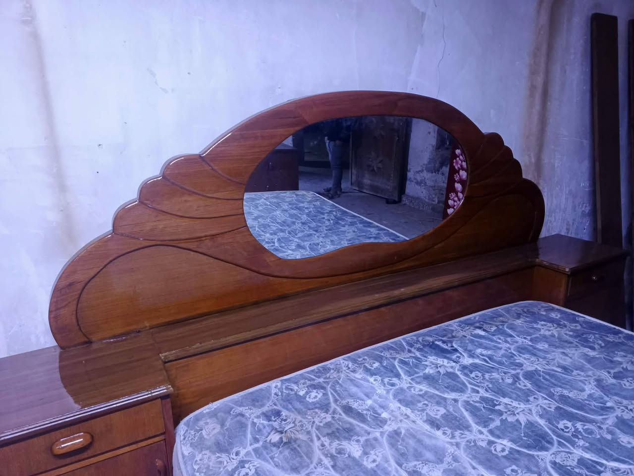 غرفه ام سته طابقين شغل ثكيل مصبوغه من جديد مابيه اي ضرر
مكان حله ثوره ***********
