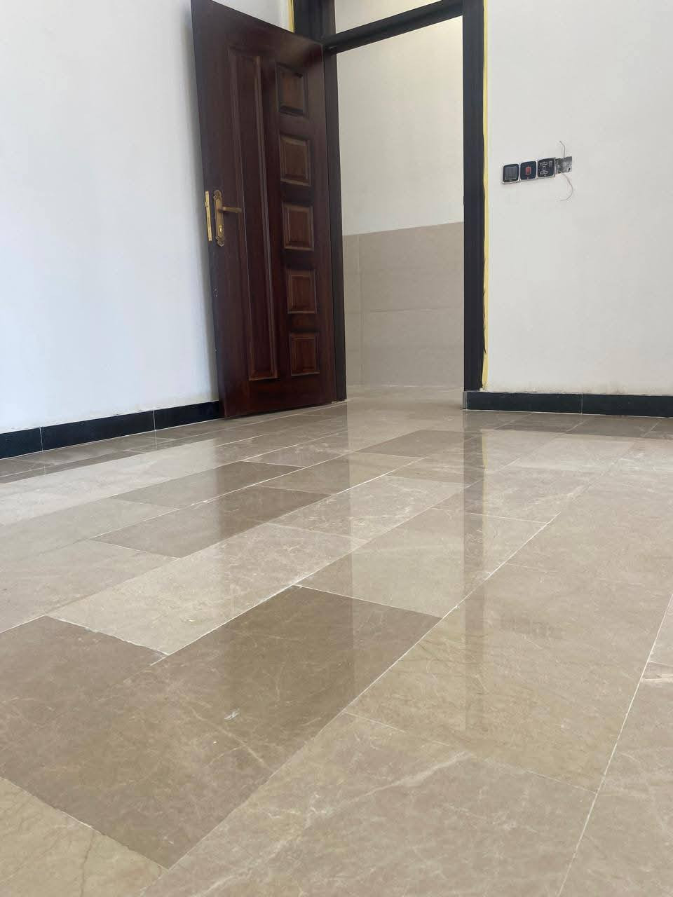 سعر بناء المتر ٣٥٠ الف دينار عراقي تسليم مفتاح بالكامل عرض لفتره محدودة
١-تهيئة وفرش طبقة من السبيس الخالي من الشوائب او الجلمود، عند الحاجة يتم حدل الارض بحادلة ٢٠ طن للوصول الى المستوى المطلوب.
٢- رش الارض بالمبيد الحشري الجرثومي عالي الفعالية وحسب المواصفات.
٣-تأسيس شبكة مجاري ٤ انج نوع الامل الشريف مصري المنشأ، مسلح ثلاث طبقات.
٤-عمل قالب الخشب وتسليح ونشر حصيرة حديد  ٣٠ سم مع اضافة جسور بابعاد الاتاري ٢٥ سم بينهم وباقطار حديد نصف انج مع شيش قياس ٥ نوع  سوبر او FF حسب المساحة.
٥-صب الاساس اسمنت مقاوم خلطة (C30)  بأرتفاع ٤٠سم.
٦-صب البتلو بأرتفاع ١٥ سم.
٧-البناء يكون بالطابوق الابيض  الجمهوري.
٨-صب السقف نشر (20)سم + الجسور ومواصفات الطابق الثاني  والبيتونة نفس القياسات المذكورة
٩-بناء الستارة ٤ انج زائد أعمدة.
١٠-تأسيس شبكة الماء ايسون الماني او أمل الشريف.
١١-تأسيس الكهرباء نوع سيمنز العقبة الاردني او الفنار .
١٢-أعمال انابيب السبلات والبوكسات لكل الغرف.
١٣-تطبيك الارضية بورسلين .
١٤-تطبيك الحمامات والمطابخ بالسيراميك الايراني.
١٥- أعمال الجص والبورك مساطر بقياسات ٩٠سم  والبورك.
١٦-الواجهة تكون لبخ بالأسمنت وطلس مادة وتركيب الكوبلانات.
١٧-يتكفل صاحب الدار بسحب خط ماء وخط مجاري وخط كهرباء.
١٨-الانارة حسب النوعية الجيدة في السوق.
١٩-الفنتگ و اثاث الصحيات  نوع إيراني درجة أولى.
٢٠-بايات الدرج بورسلين نوعية.
٢١-محجر الدرج ألمنيوم مدور. 
٢٢-الابواب الداخلية شمالية.
٢٣-الشبابيك المنيوم مقطعي نوع صيني.
٢٤-باب الاستقبال قاصة تفصال عراقي.
٢٥-تزفيت السطح وعمل شتايگر.      
٢٦-لبخ الستائر وسقل بالكامل.
٢٧-لايشمل العمل لبخ جوانب الدار.
٢٨- تتكفل الشركة بتنظيف داخل وخارج الدار عند إكمال الاعمال.
٢٩- الشركة المنفذة غير ملزمة بصبغ من الداخل.
٣٠- الشركة ملزمة بنصب بايات خارجية وسط الرصيف.
٣١- يقسم مبلغ كلفة البناء لثمان دفعات.
٣٢- يحق لصاحب الدار تغيير اي فقرة على ان يتحمل صاحب الدار فرق التكلفة.    
اخوكم عمار الشمري ***********
